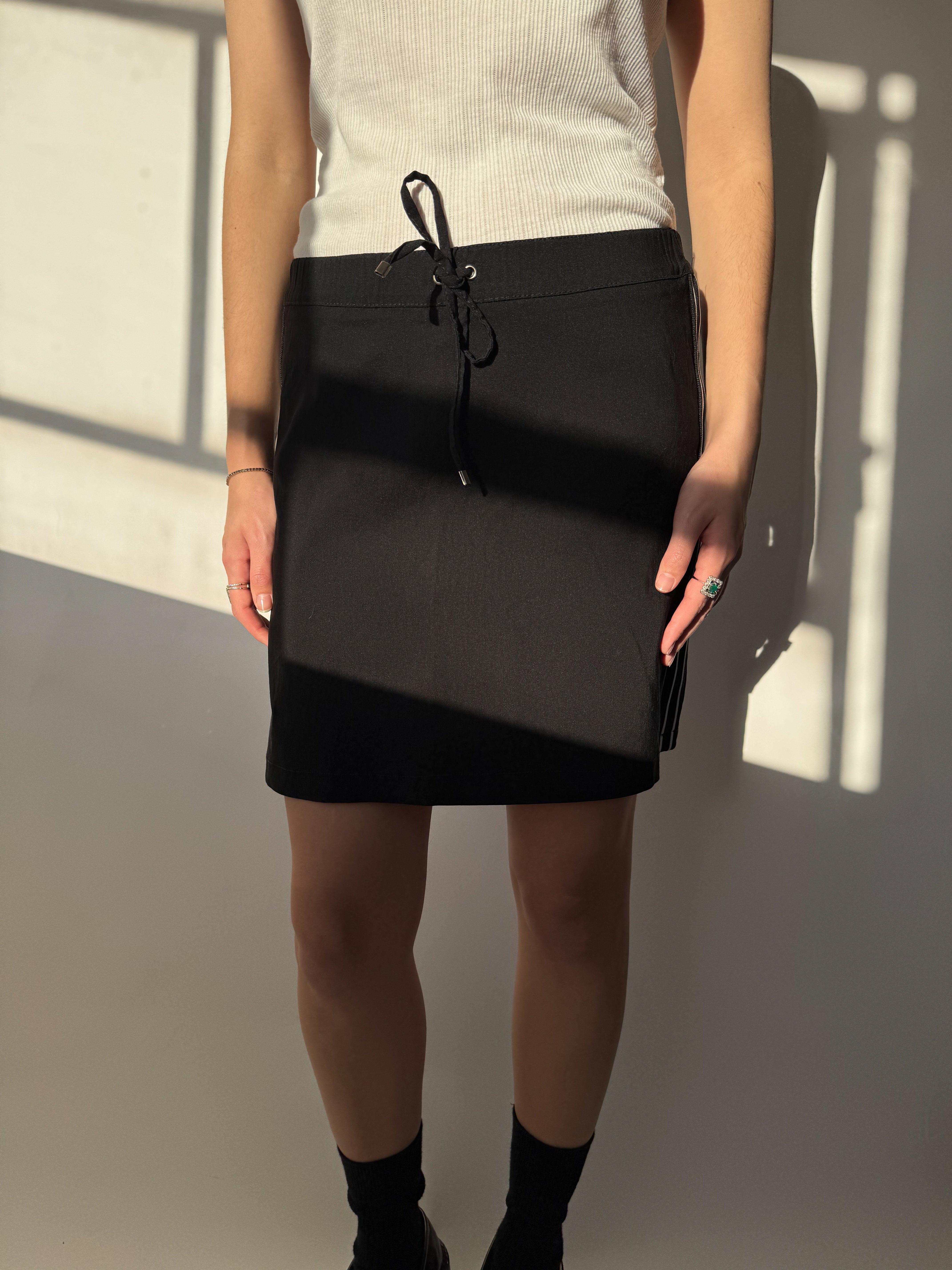 חצאית מיני שחורה בשילוב פסים (36)