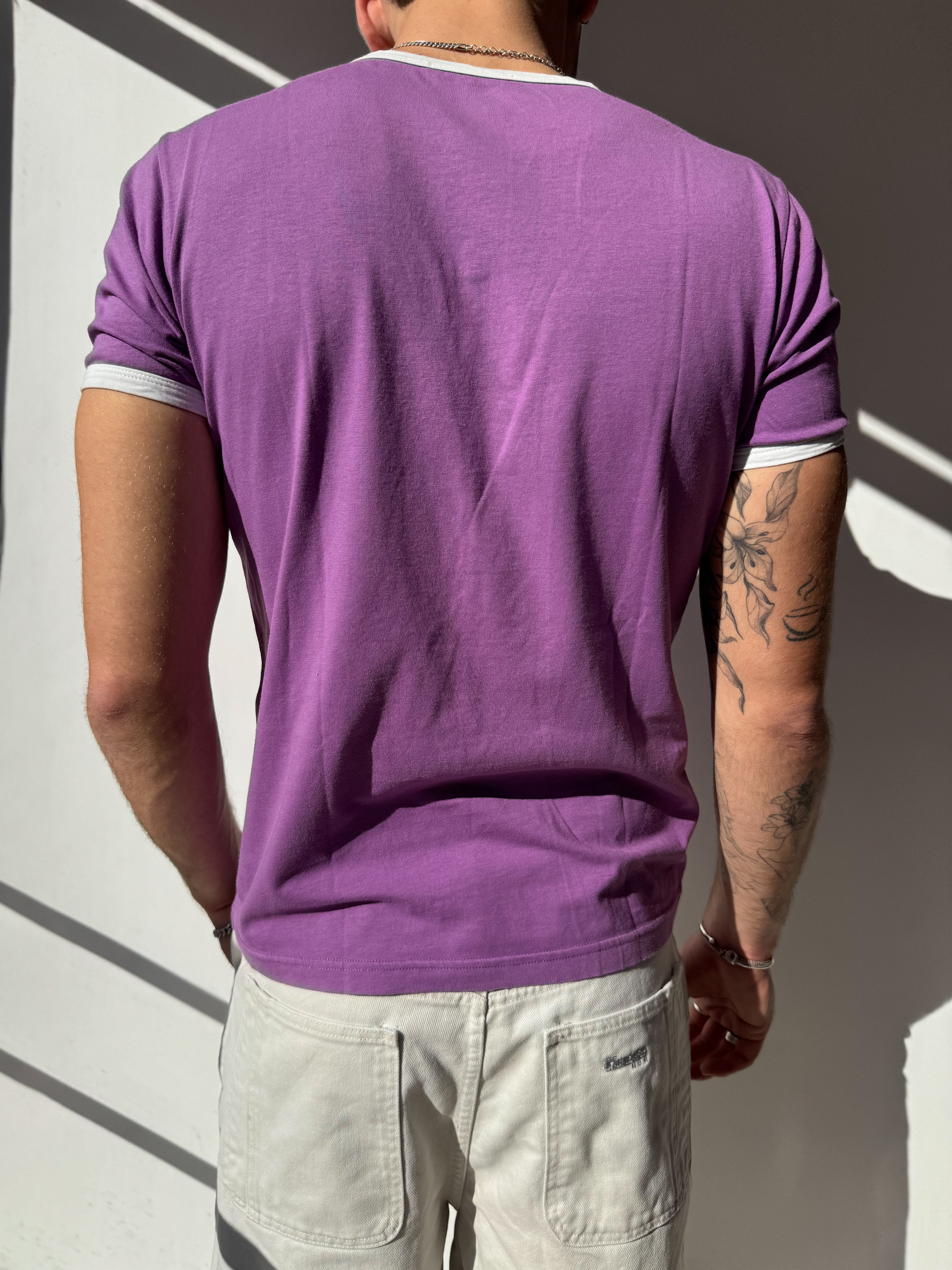 טי שרט בגזרה צמודה (L)