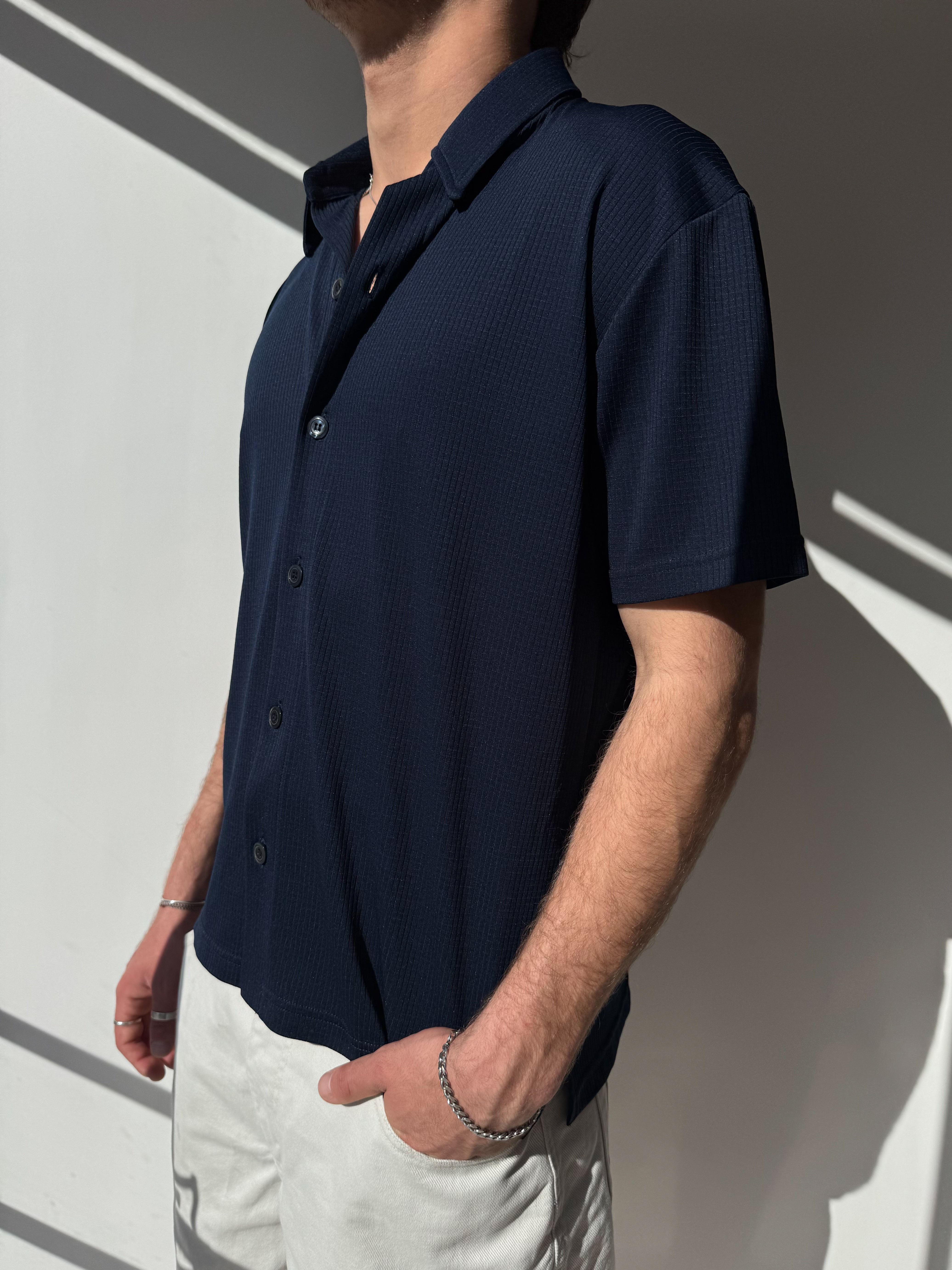 חולצה מכופתרת בטקסטורה (L)