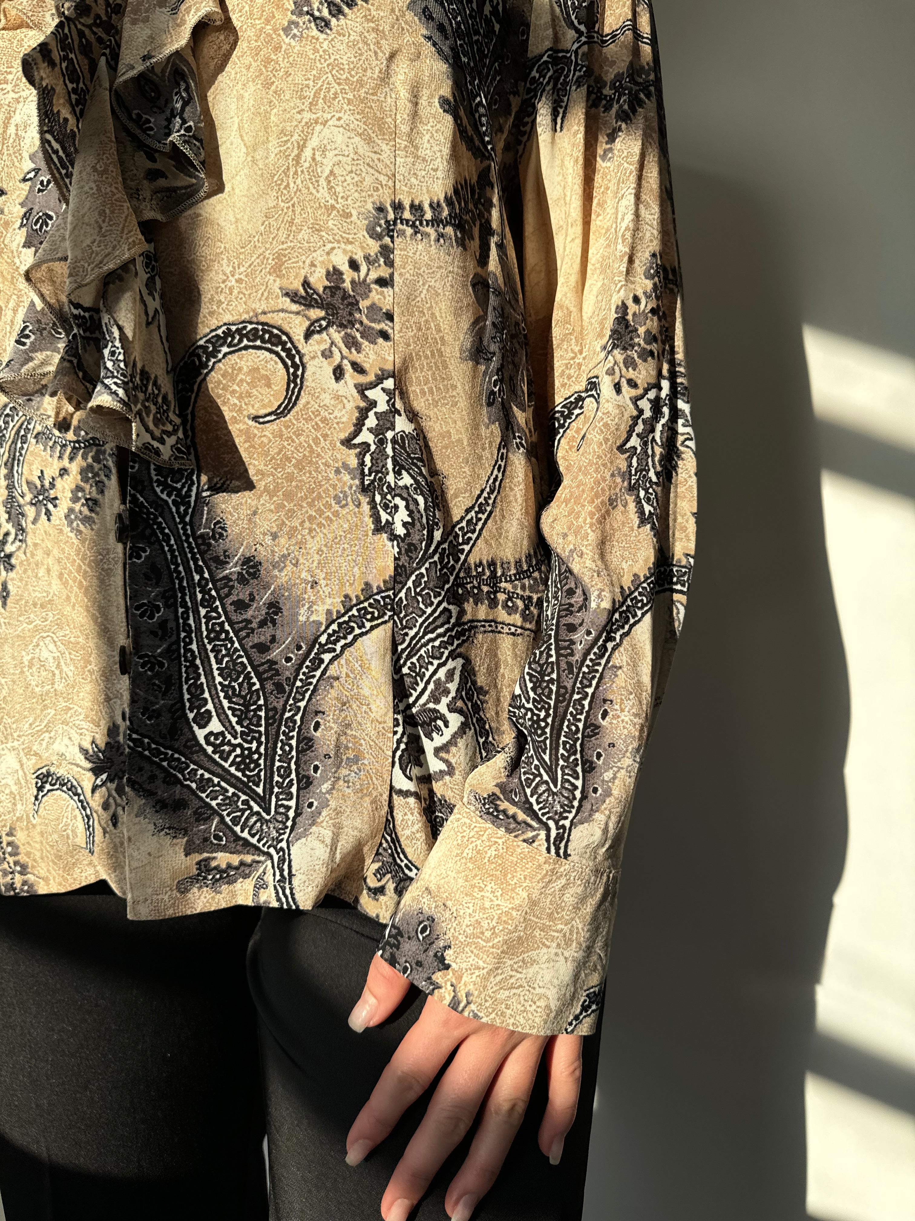 חולצה מכופתרת בהדפס פייזלי ובשילוב מלמלה (M)