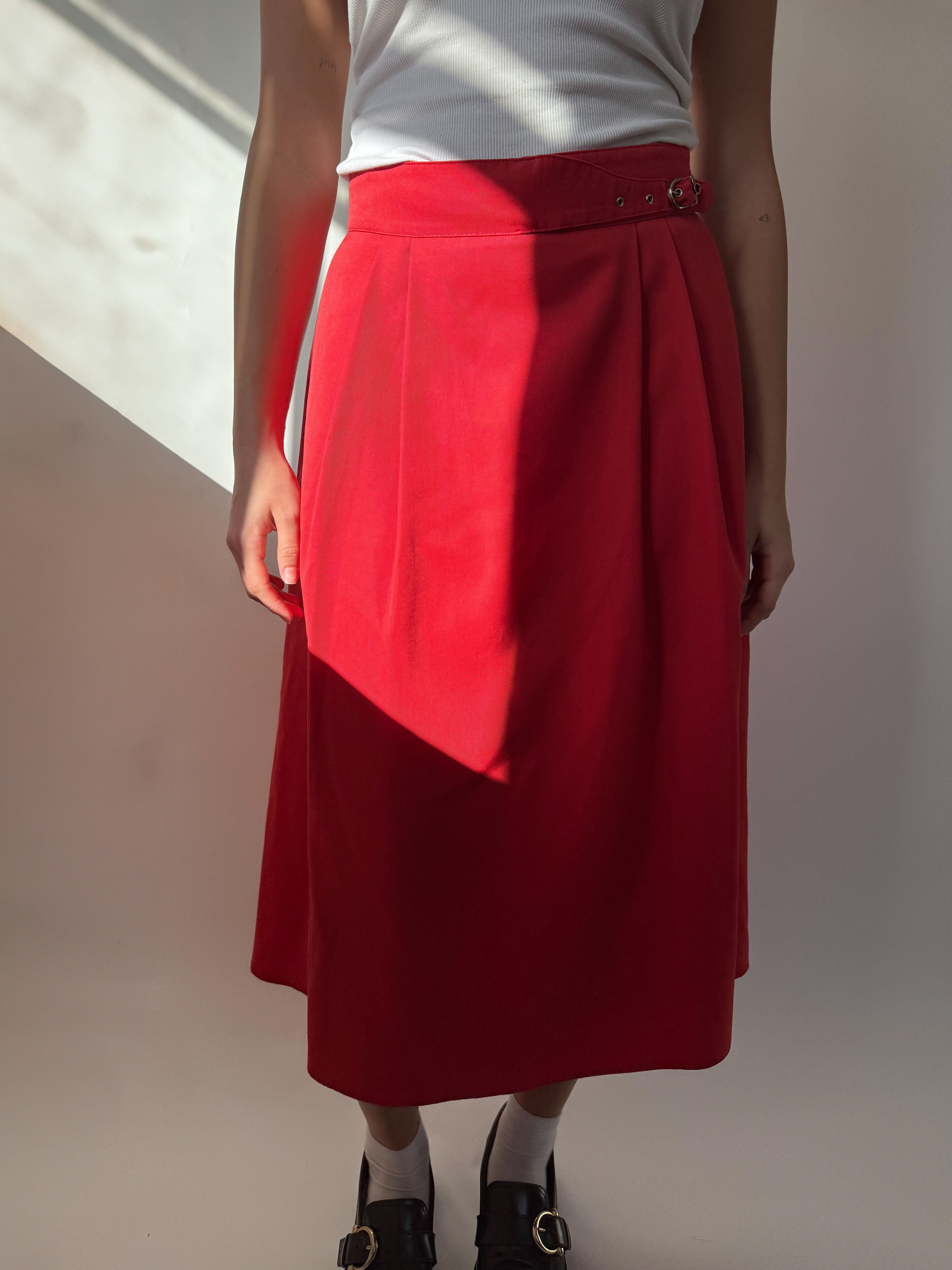 חצאית מידי אדומה בשילוב אבזם (38)