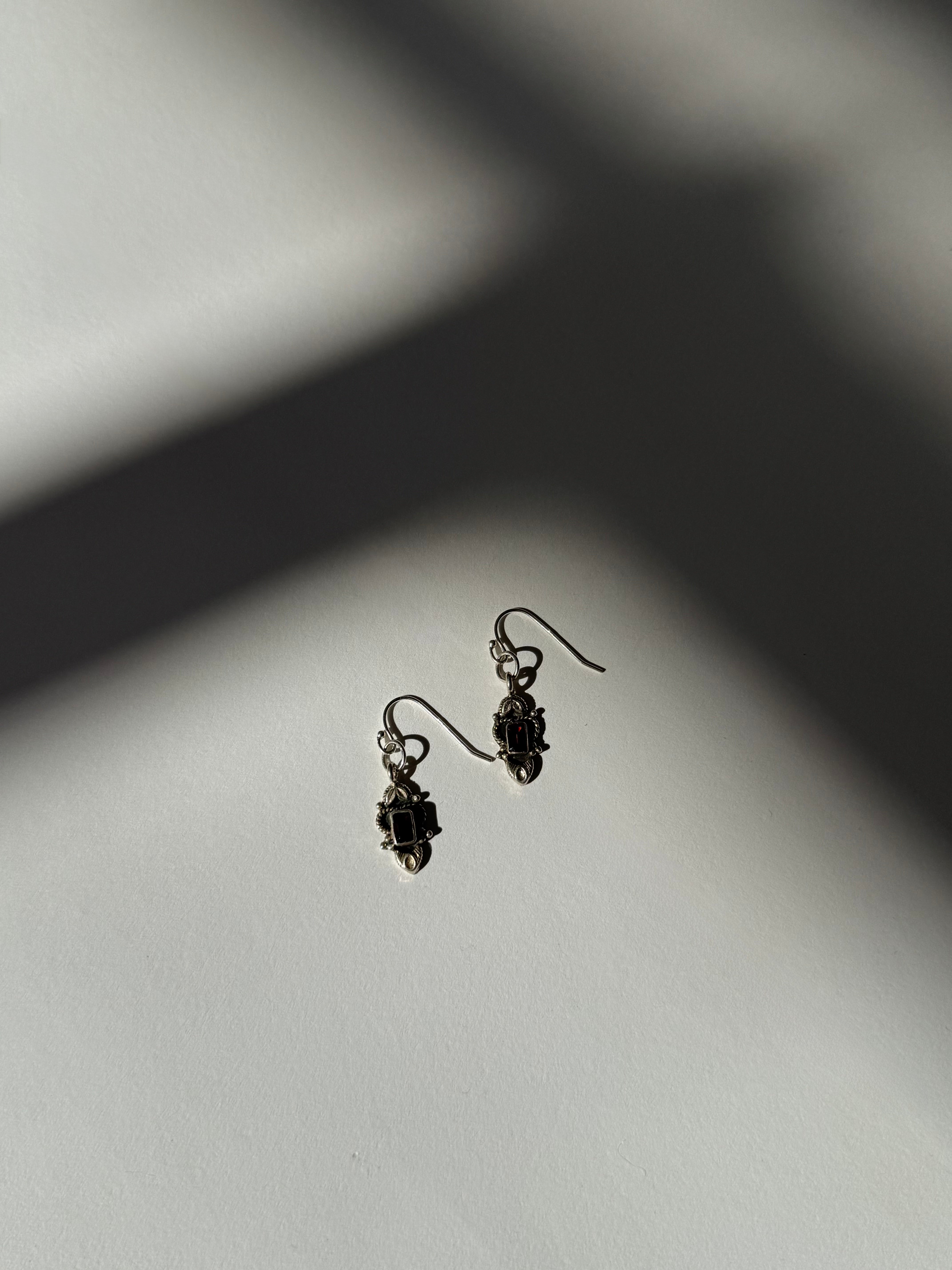 עגילי כסף בשילוב אבנים אדומות