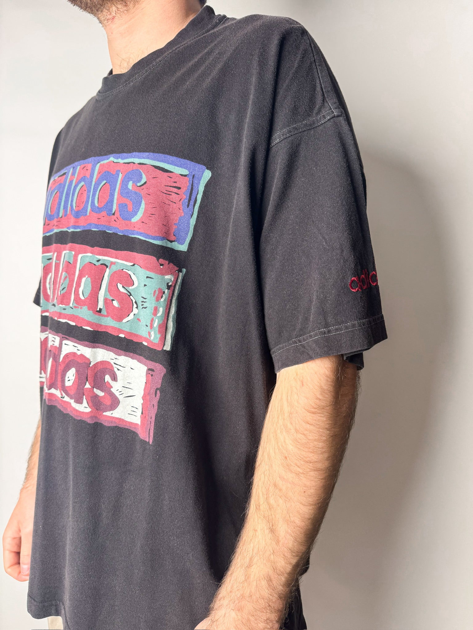 טי שירט בהדפס Adidas (XL)