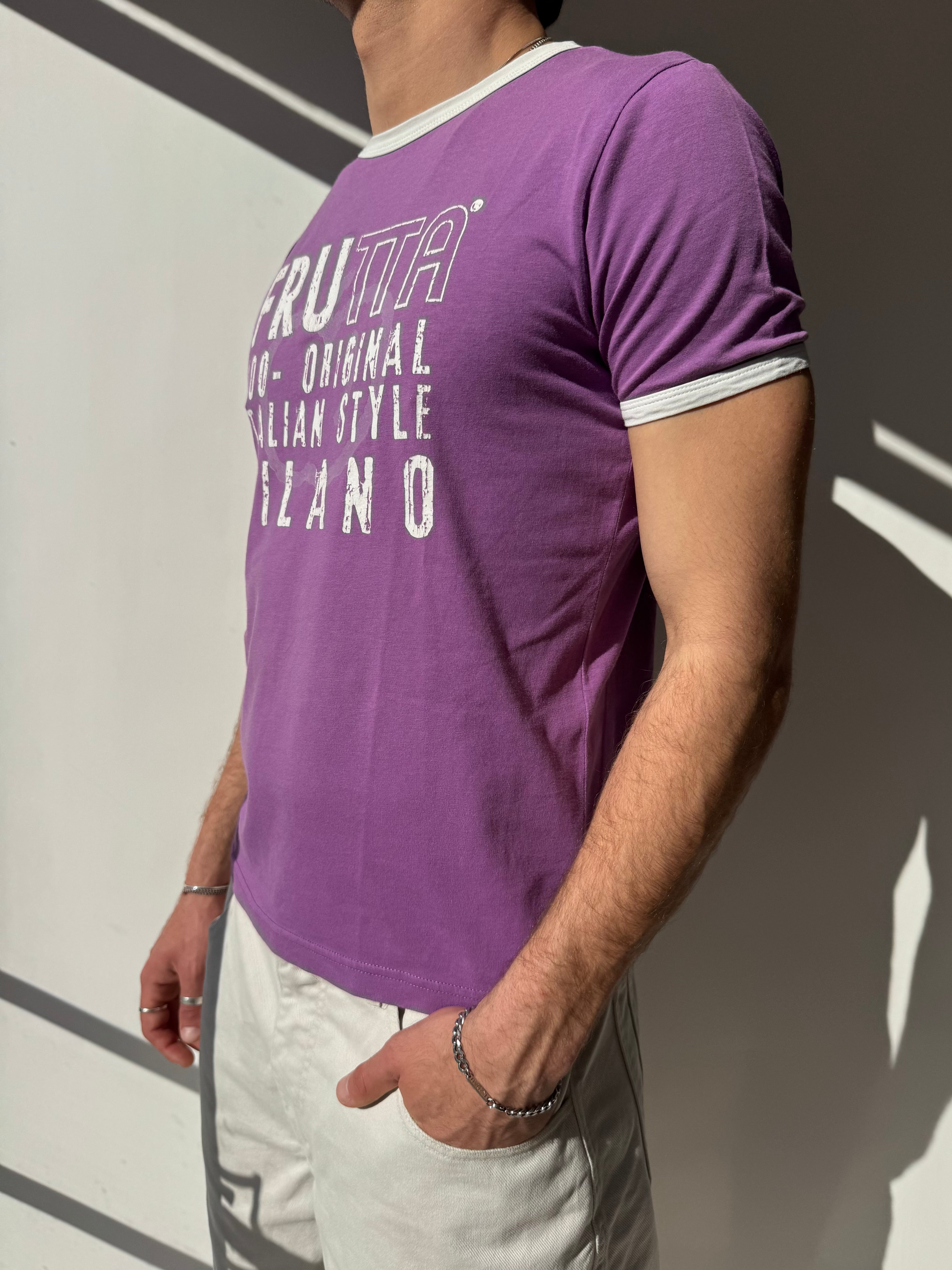 טי שרט בגזרה צמודה (L)