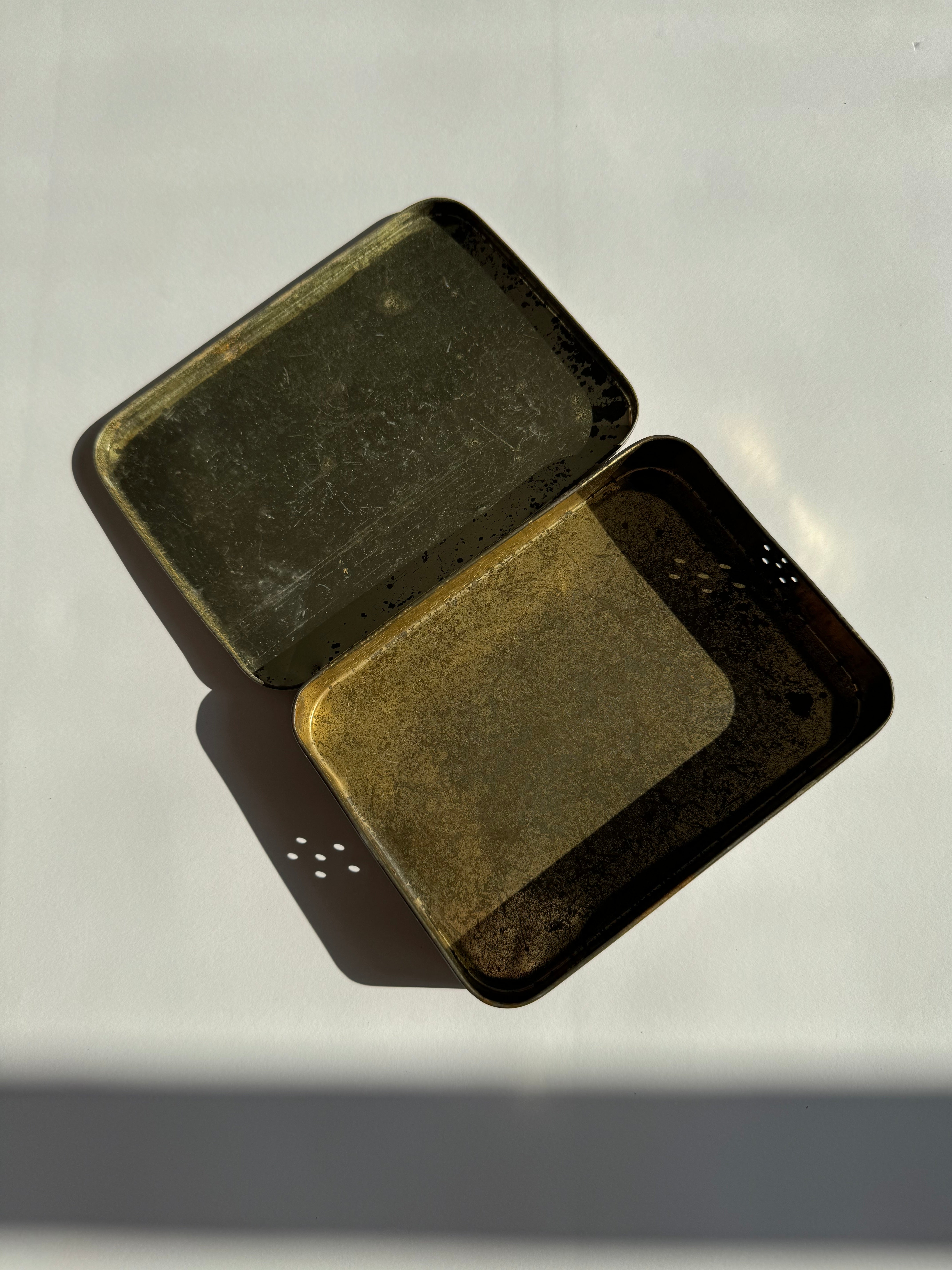 קופסת טבק וינטג׳ Ogden's Redbreast Flake