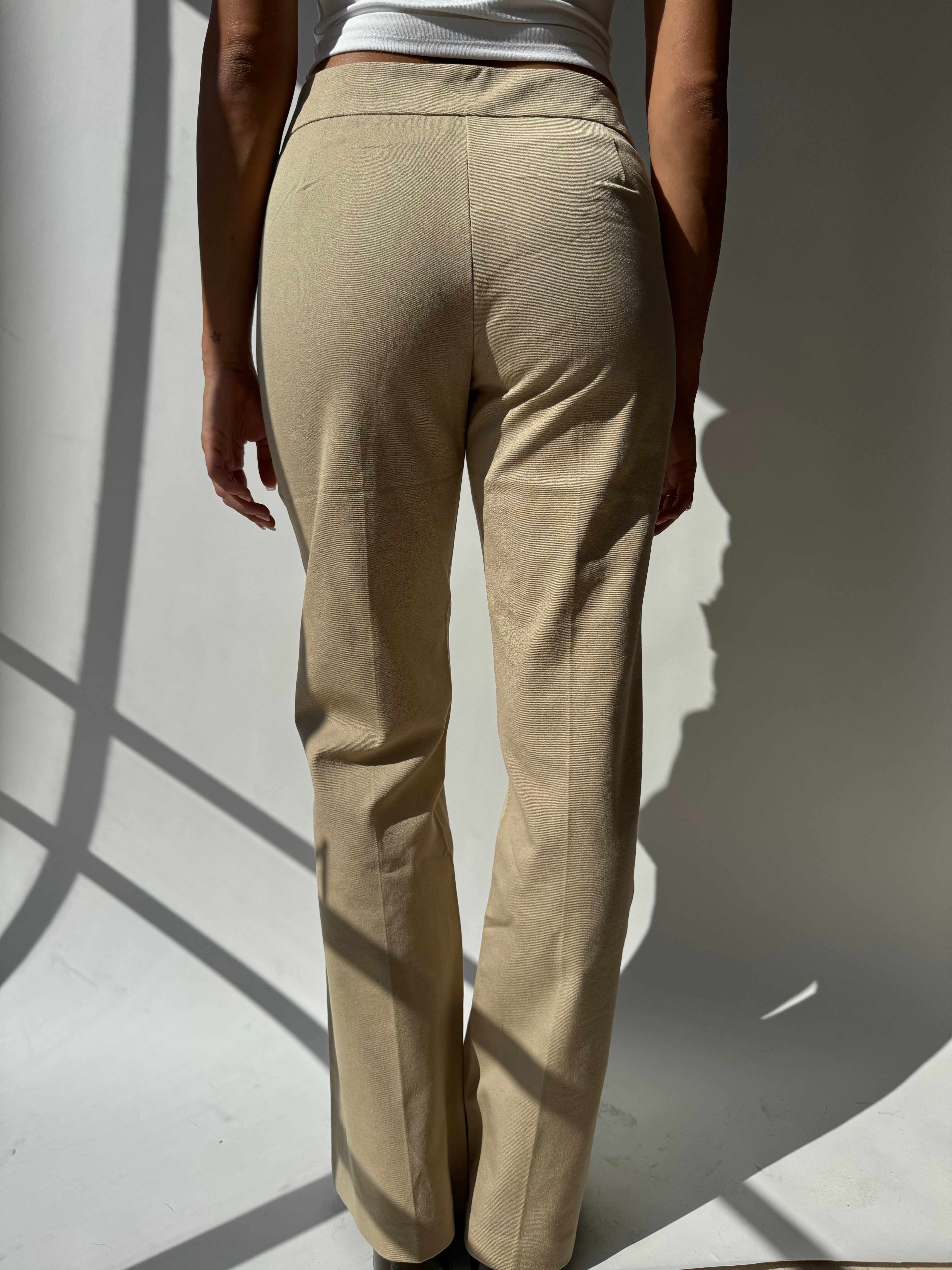 מכנסיים מחויטים בגזרה מתרחבת (38)