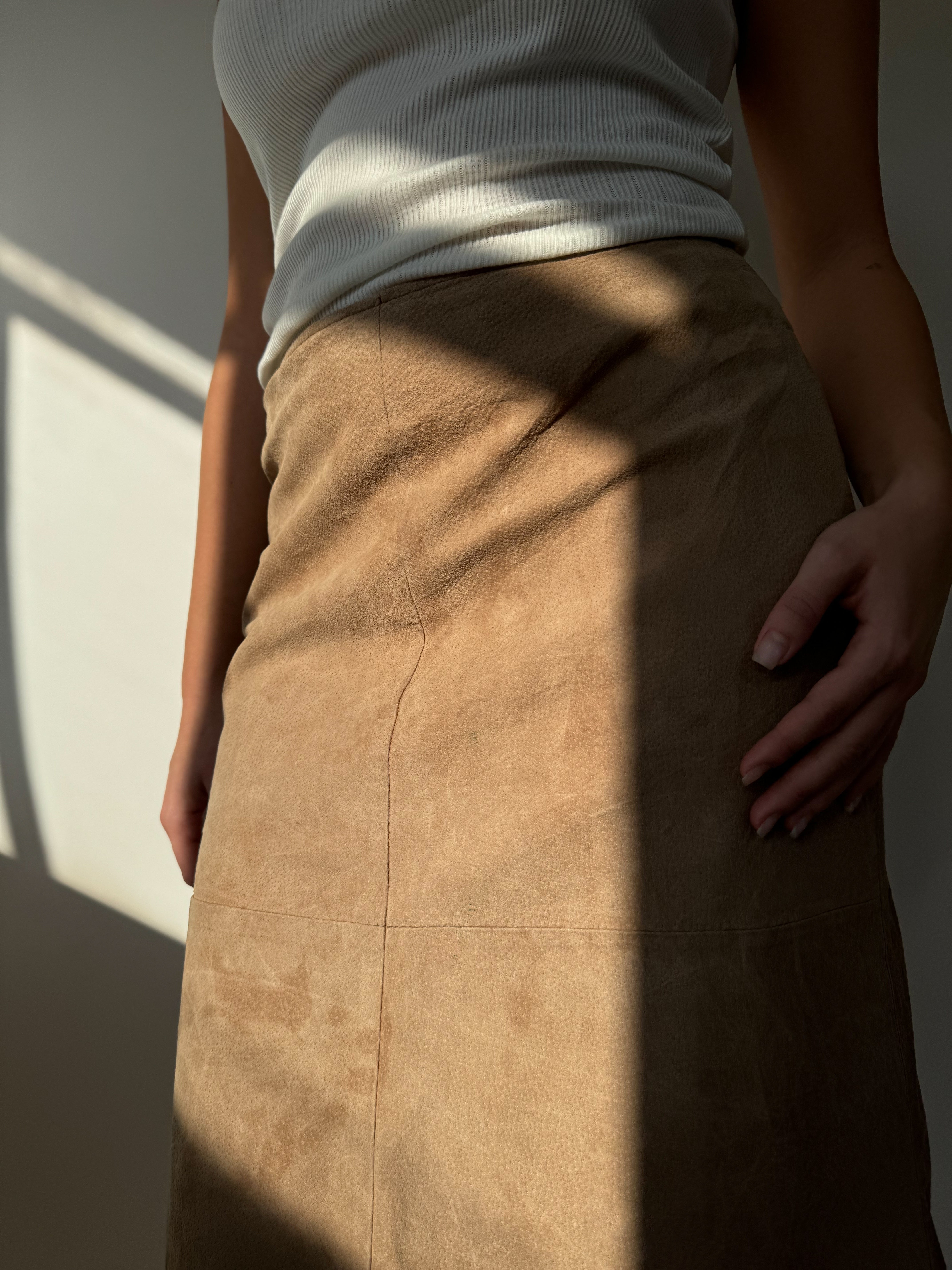 חצאית מידי זמש בצבע בז׳ (38)