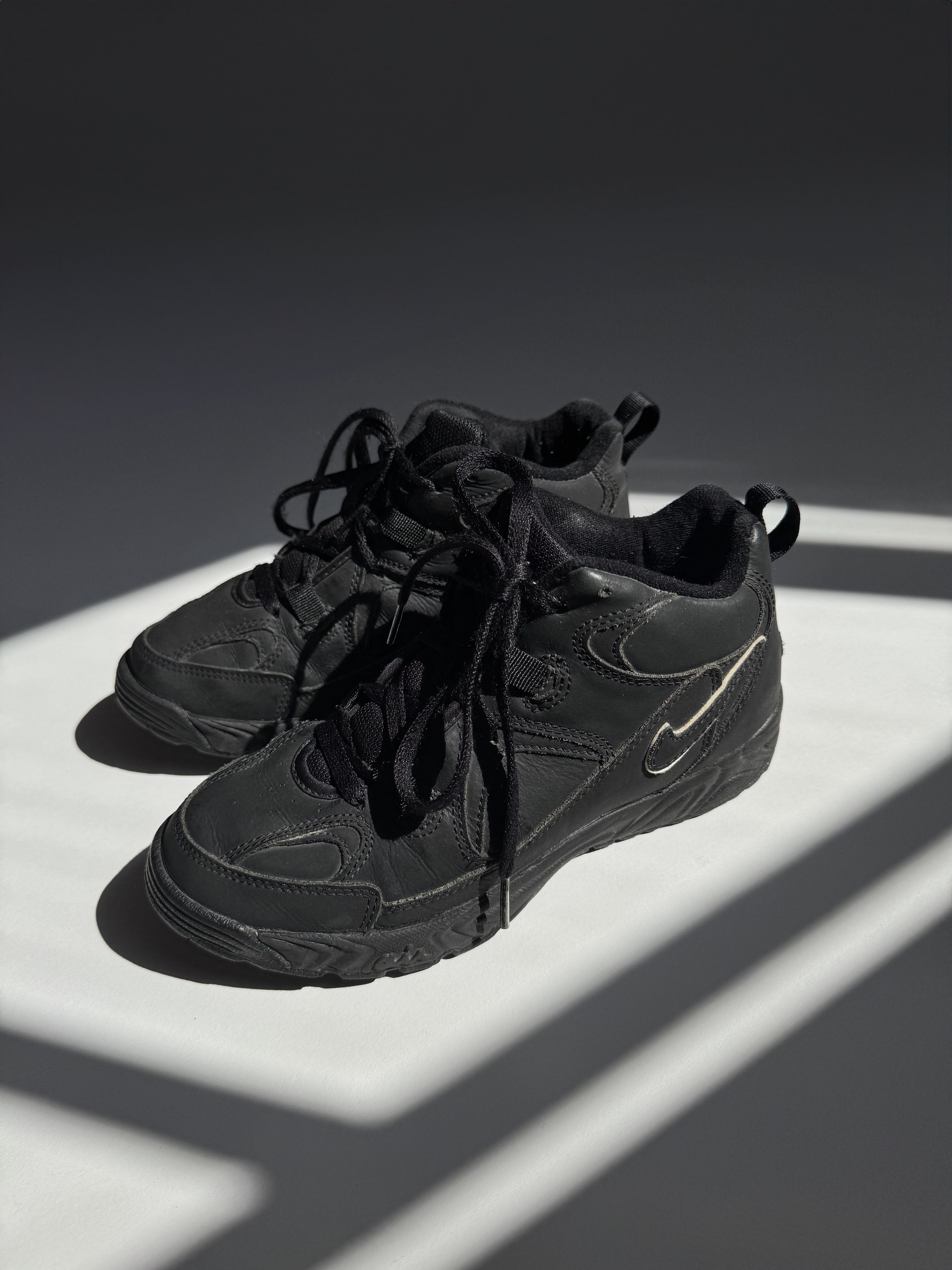 נעלי סניקרס שחורות Nike (37.5)