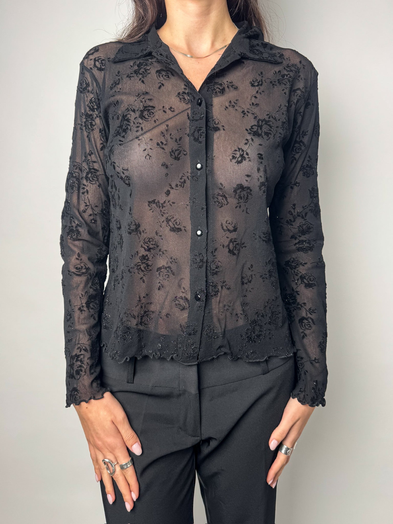 חולצת מכופתרת שקופה בעיטורי פרחים (S-M)