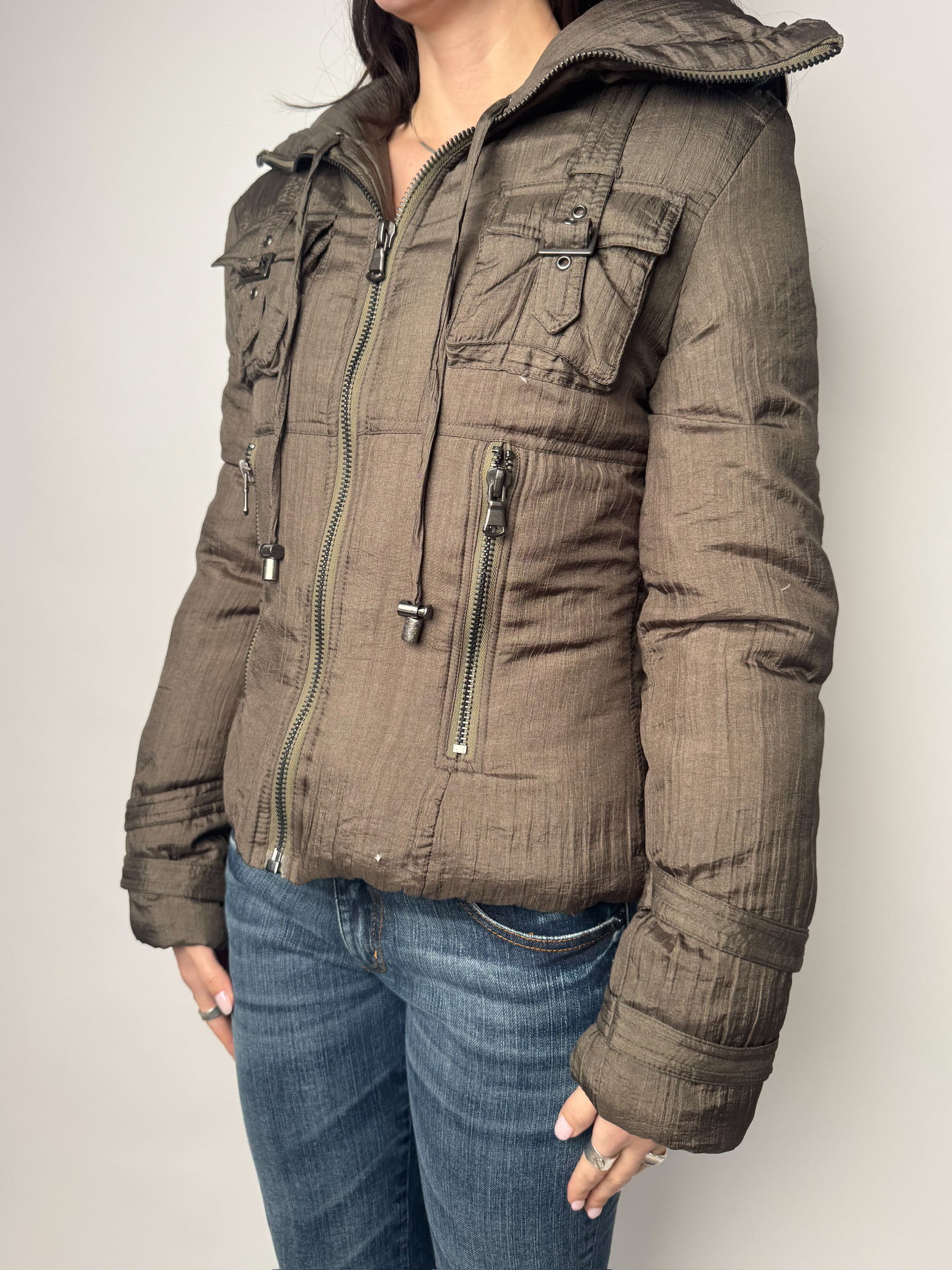 מעיל פוך אפור כהה עם צאוורון ארוך (S)