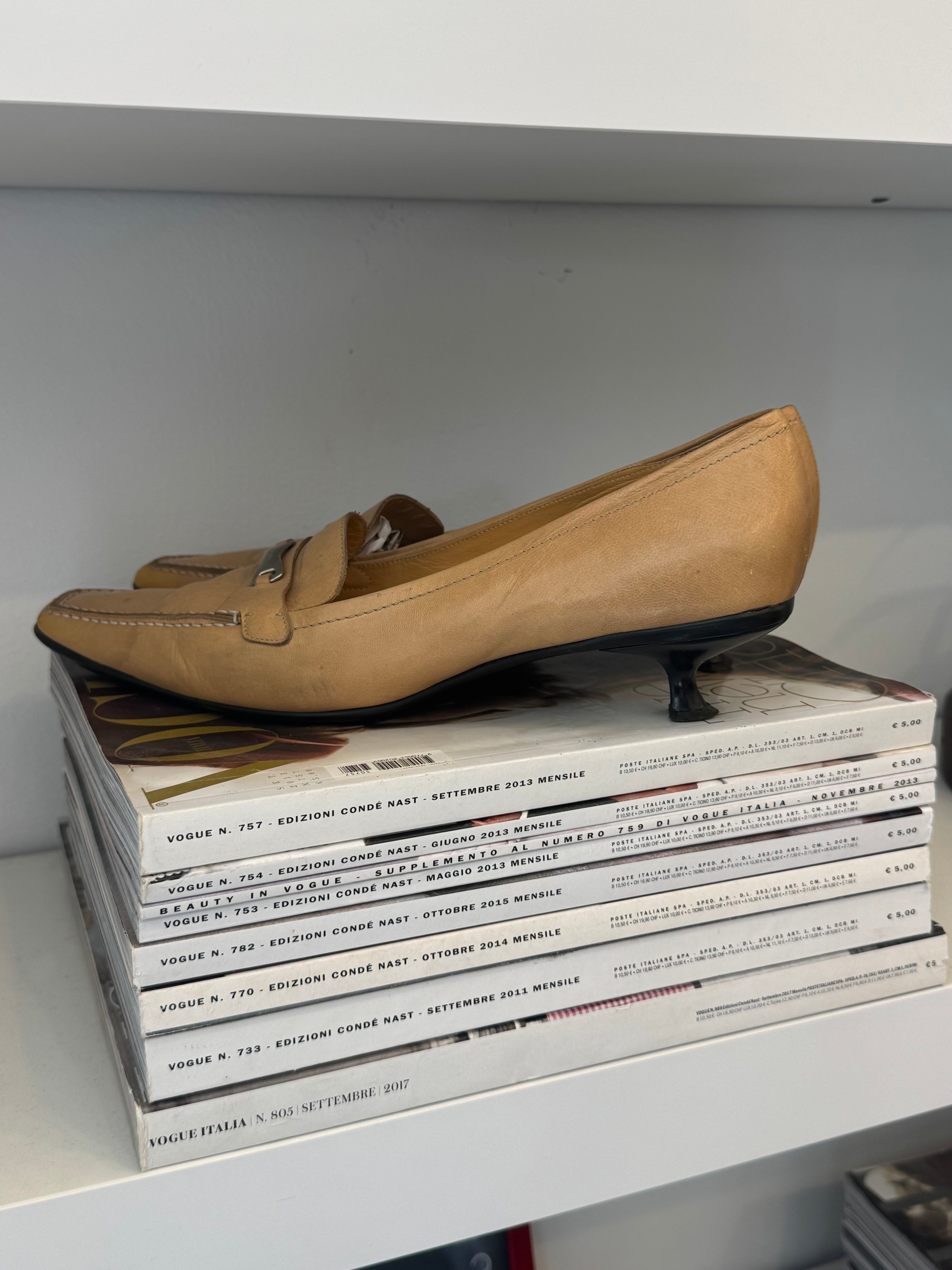 נעלי עקב מעור Prada (39.5)
