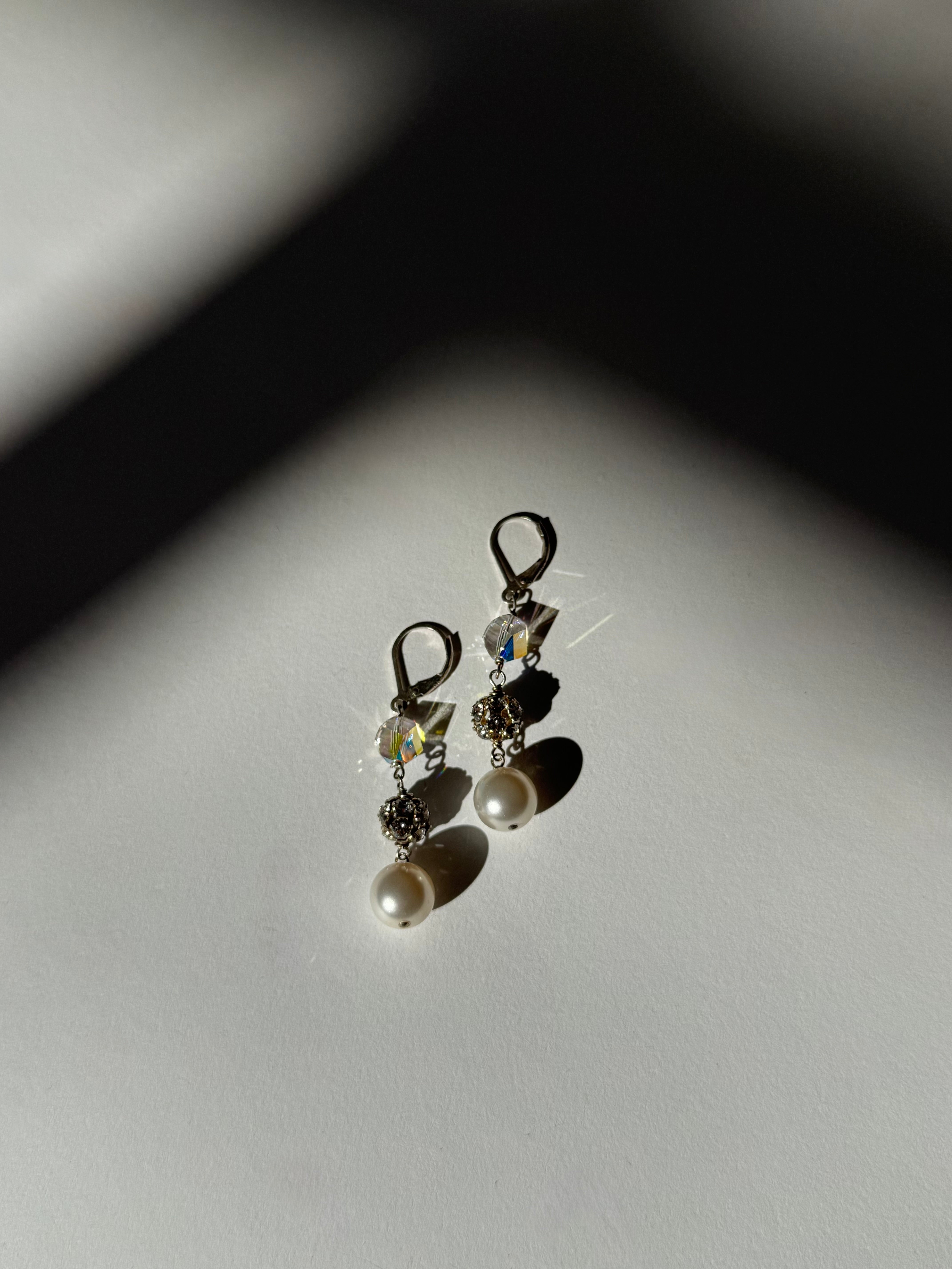 עגילי כסף בשילוב פנינים ואבנים מנצנצות