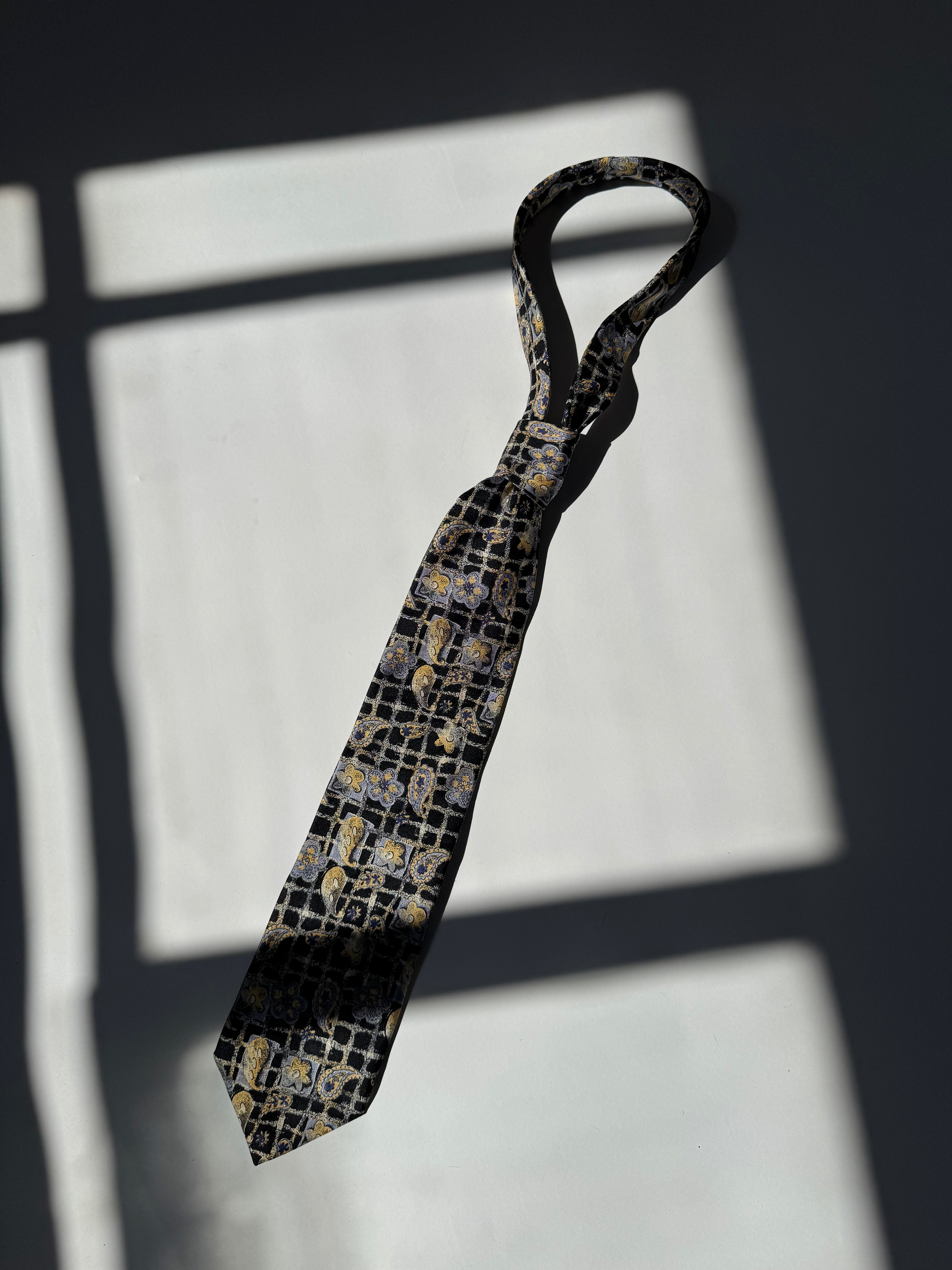 עניבה בהדפס פרחים ופייזלי