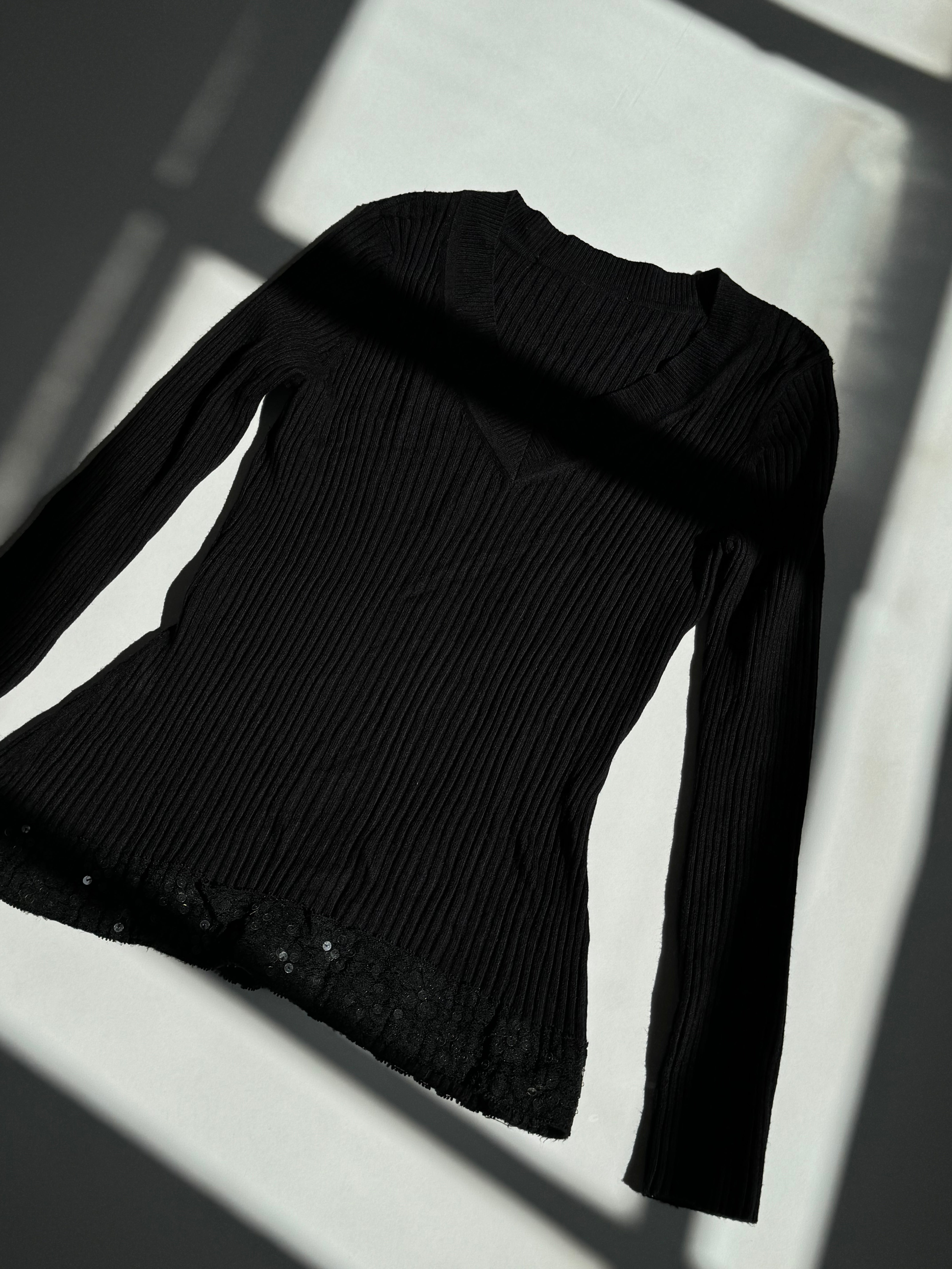 סריג שחור בשילוב תחרה ופייטים (M)