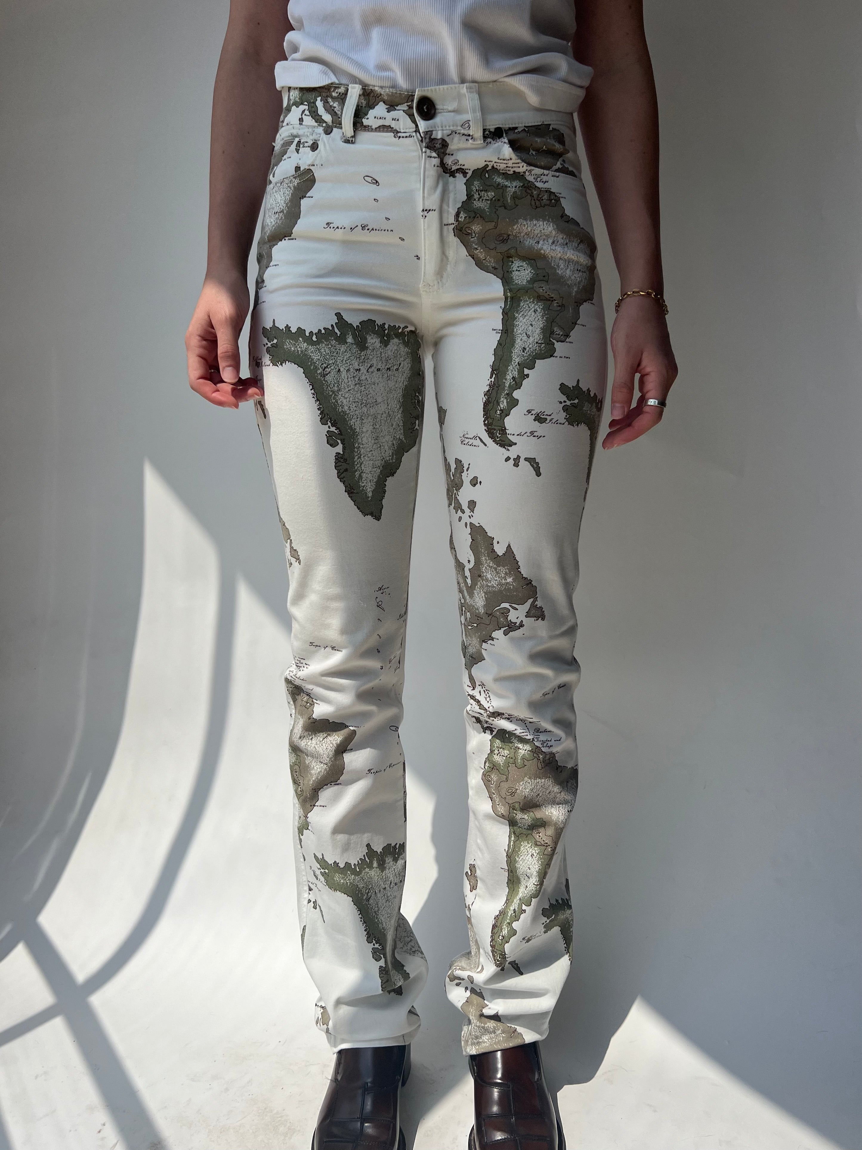 ג׳ינס לבן עם הדפס גלובוס (34)