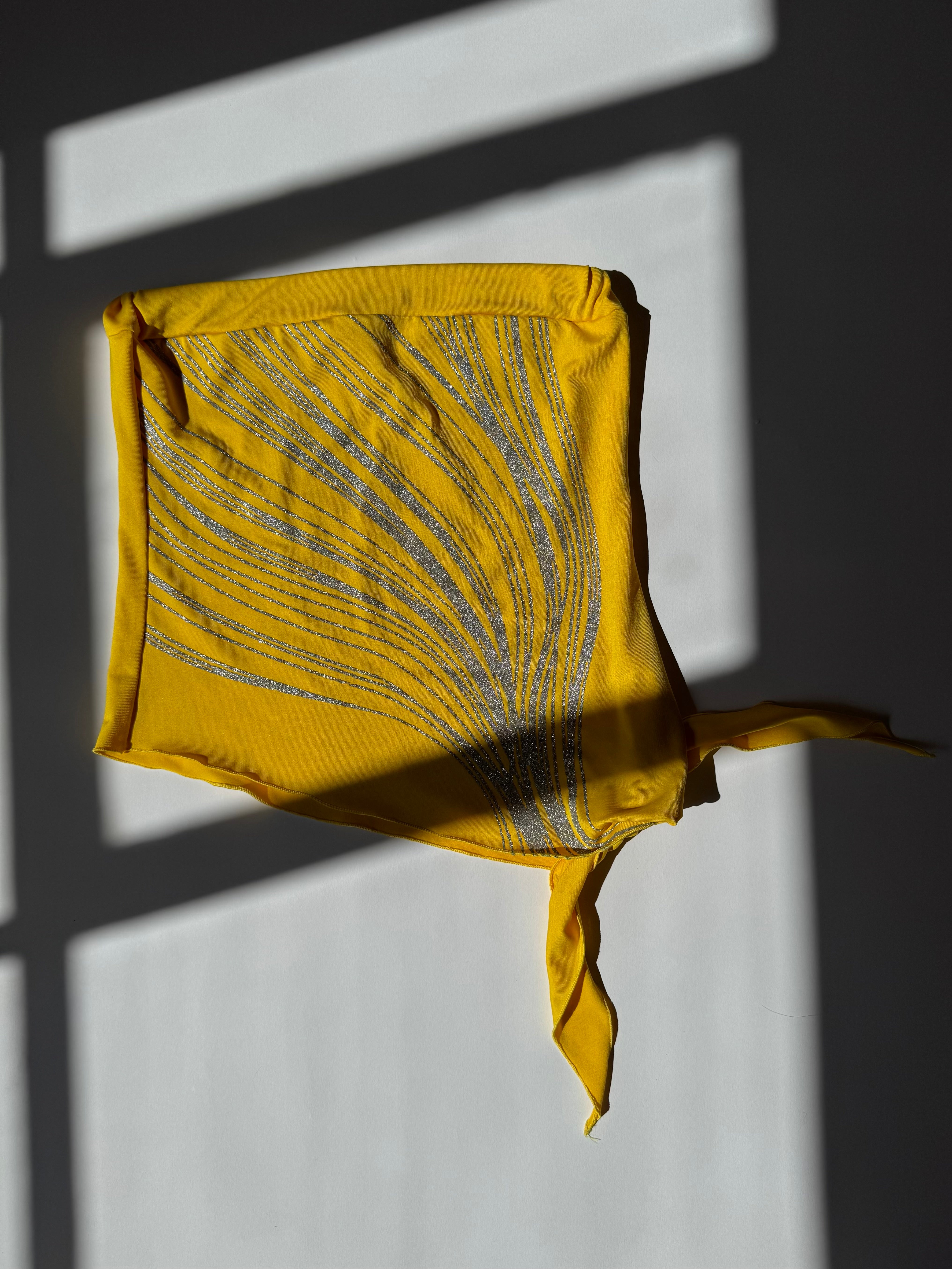 גופיית סטרפלס צהובה (XS)