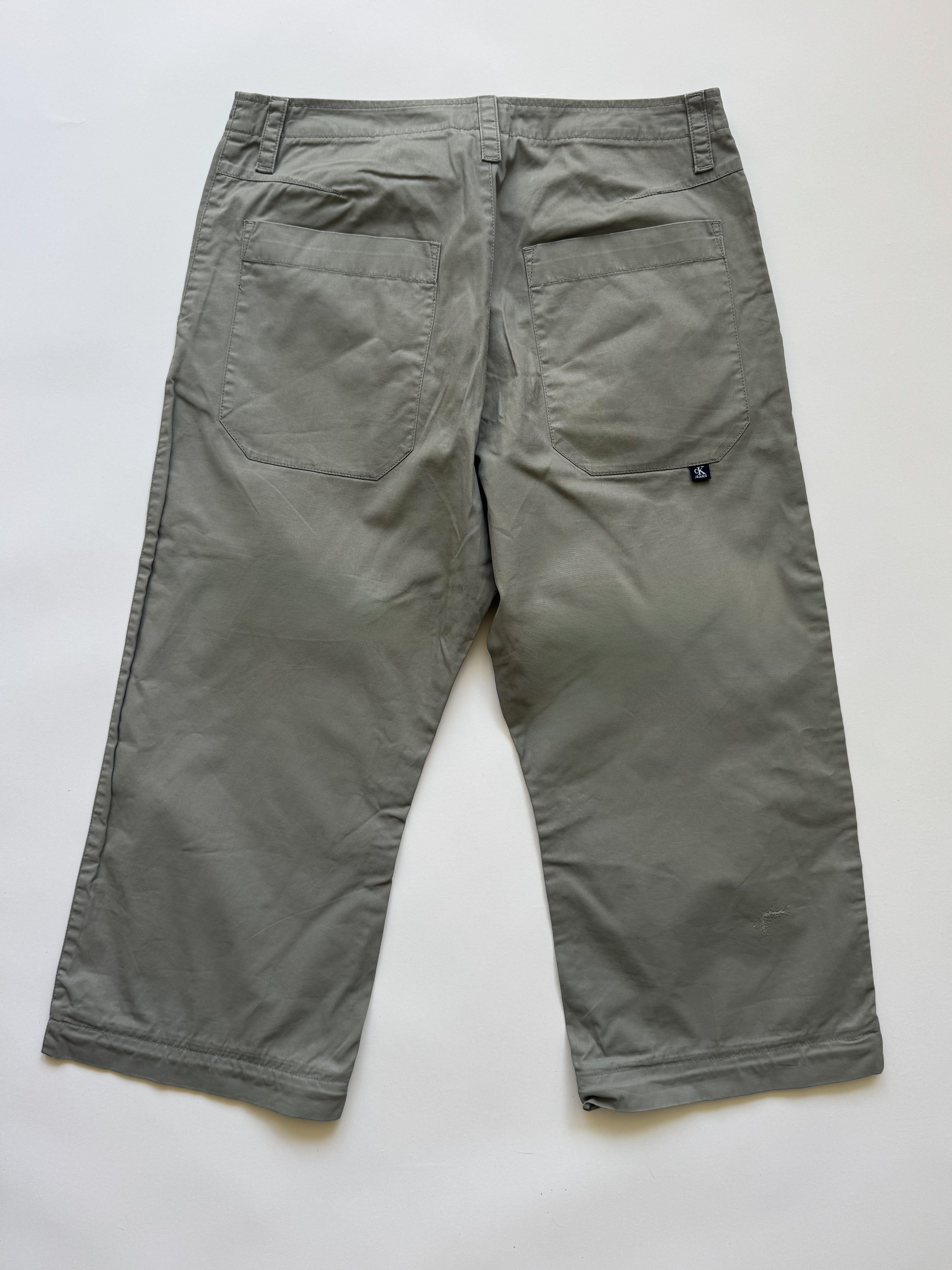 מכנסי קפרי דגמ״ח Calvin Klein (38)
