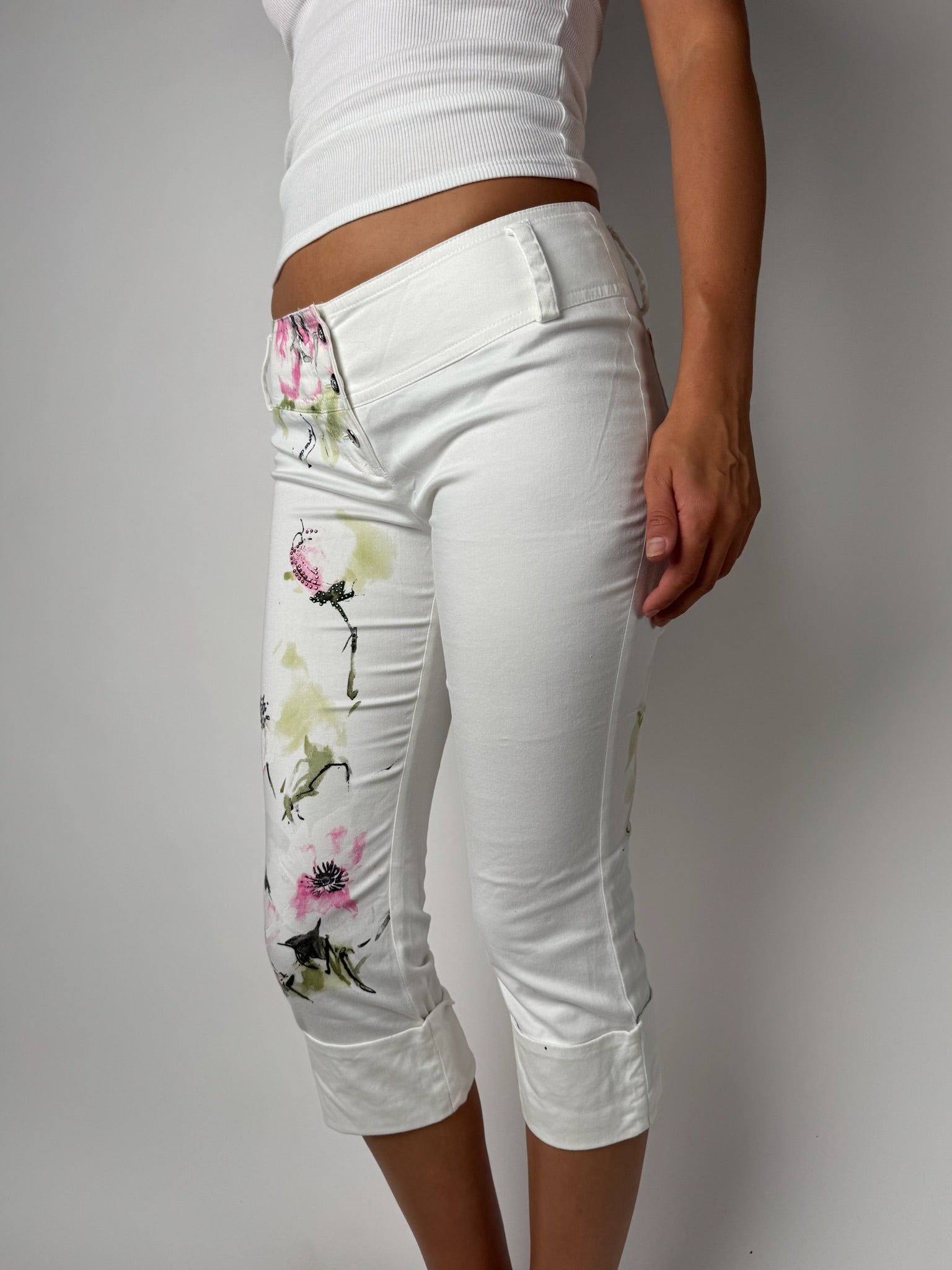 מכנסי 3/4 לבנים עם הדפס פרחים (38-40)