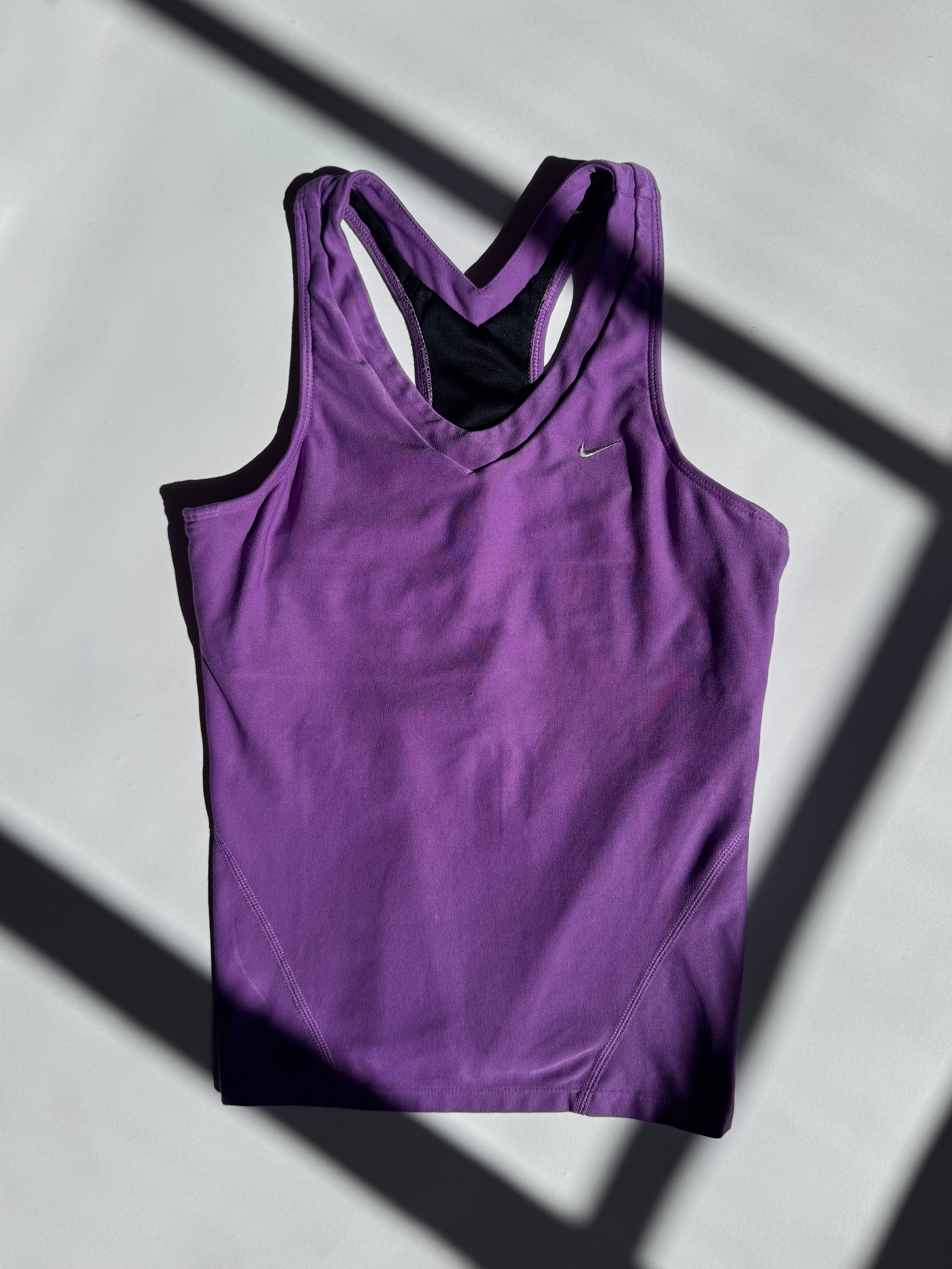 גופיית ספורט סגולה Nike (S)