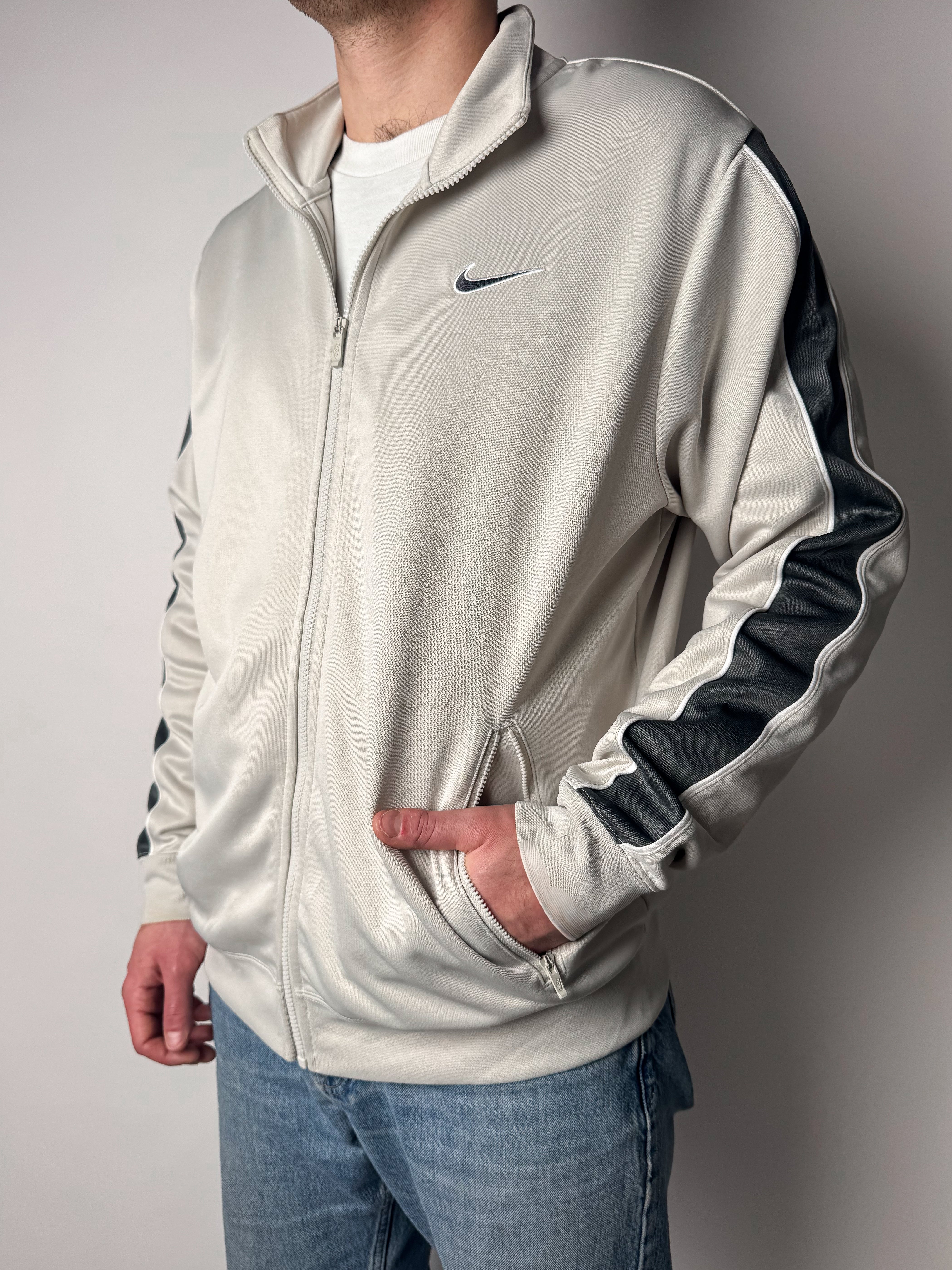 ג׳קט ספורט אוף ווייט Nike (L)