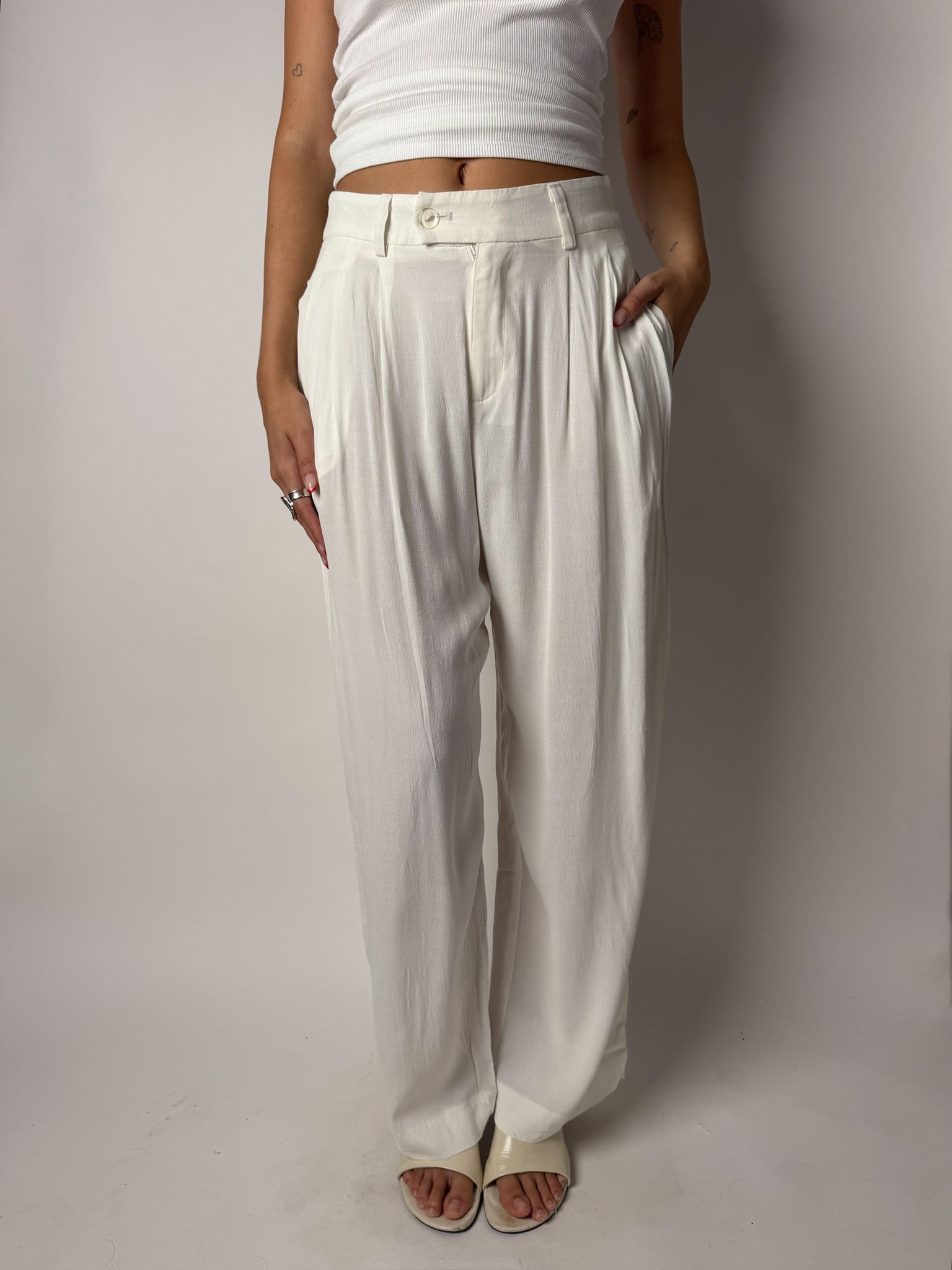 מכנסיים מחויטים בצבע לבן (36)