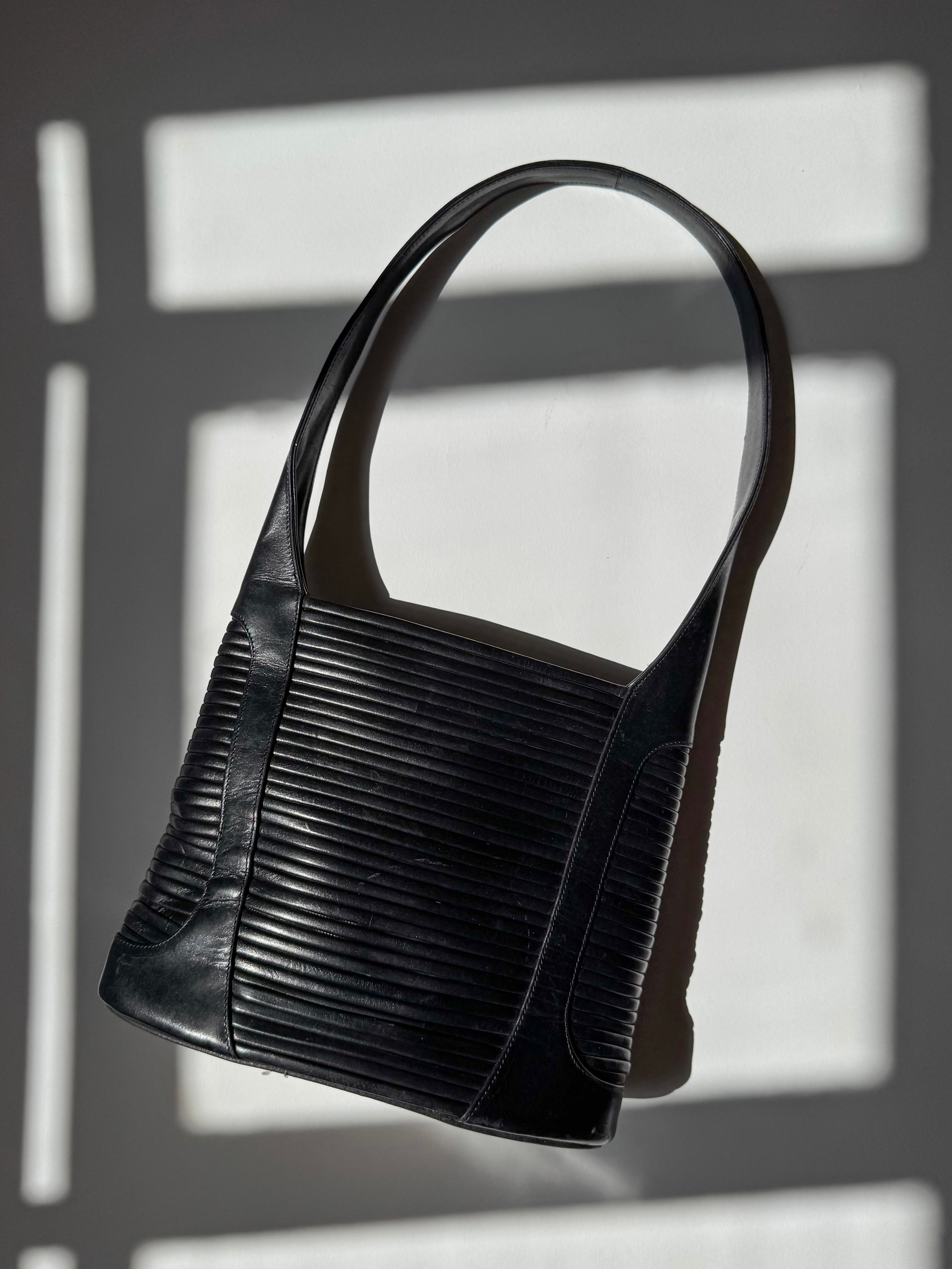 תיק כתף שחור מעור Bally