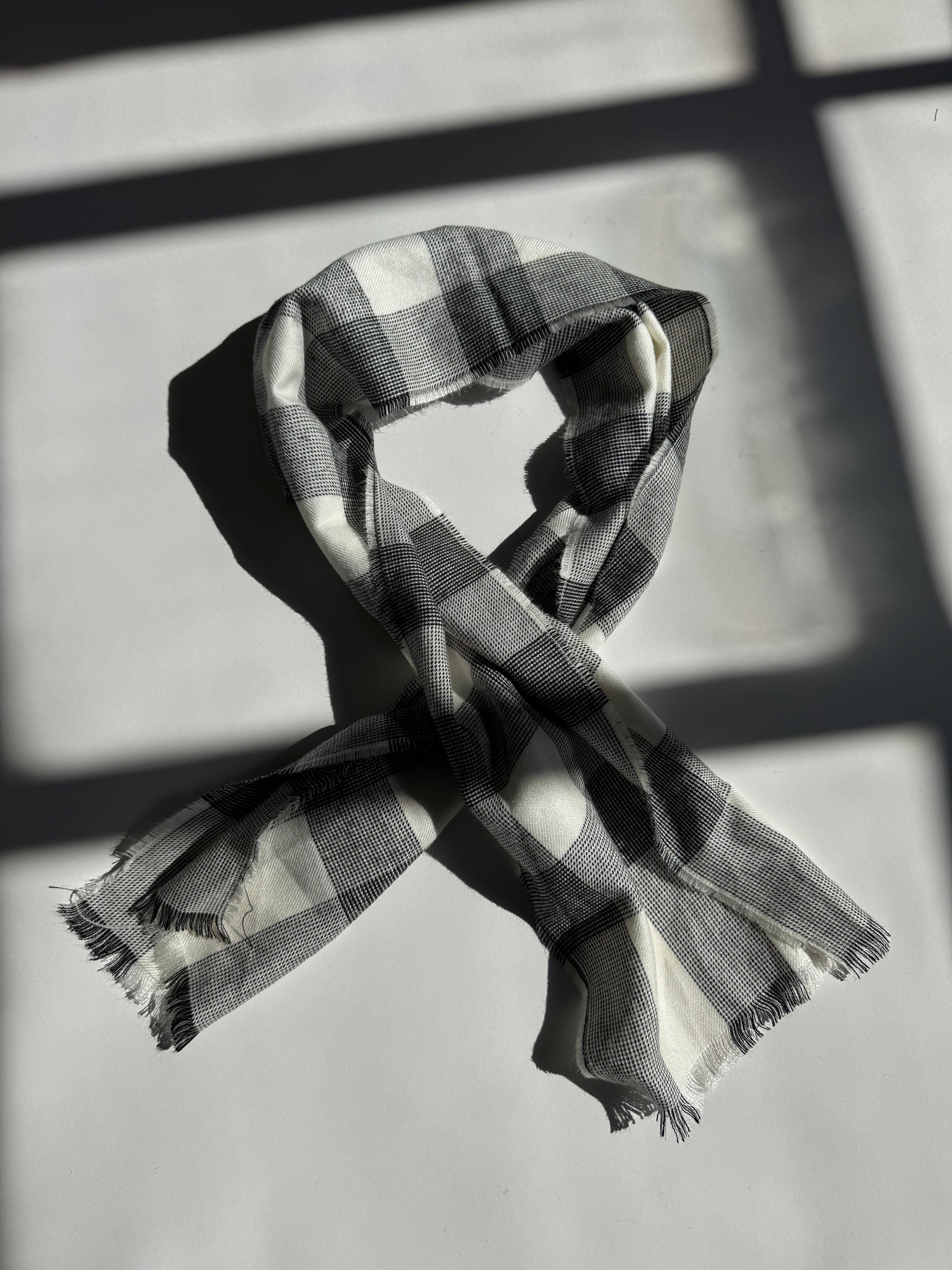 צעיף משבצות לבן ושחור