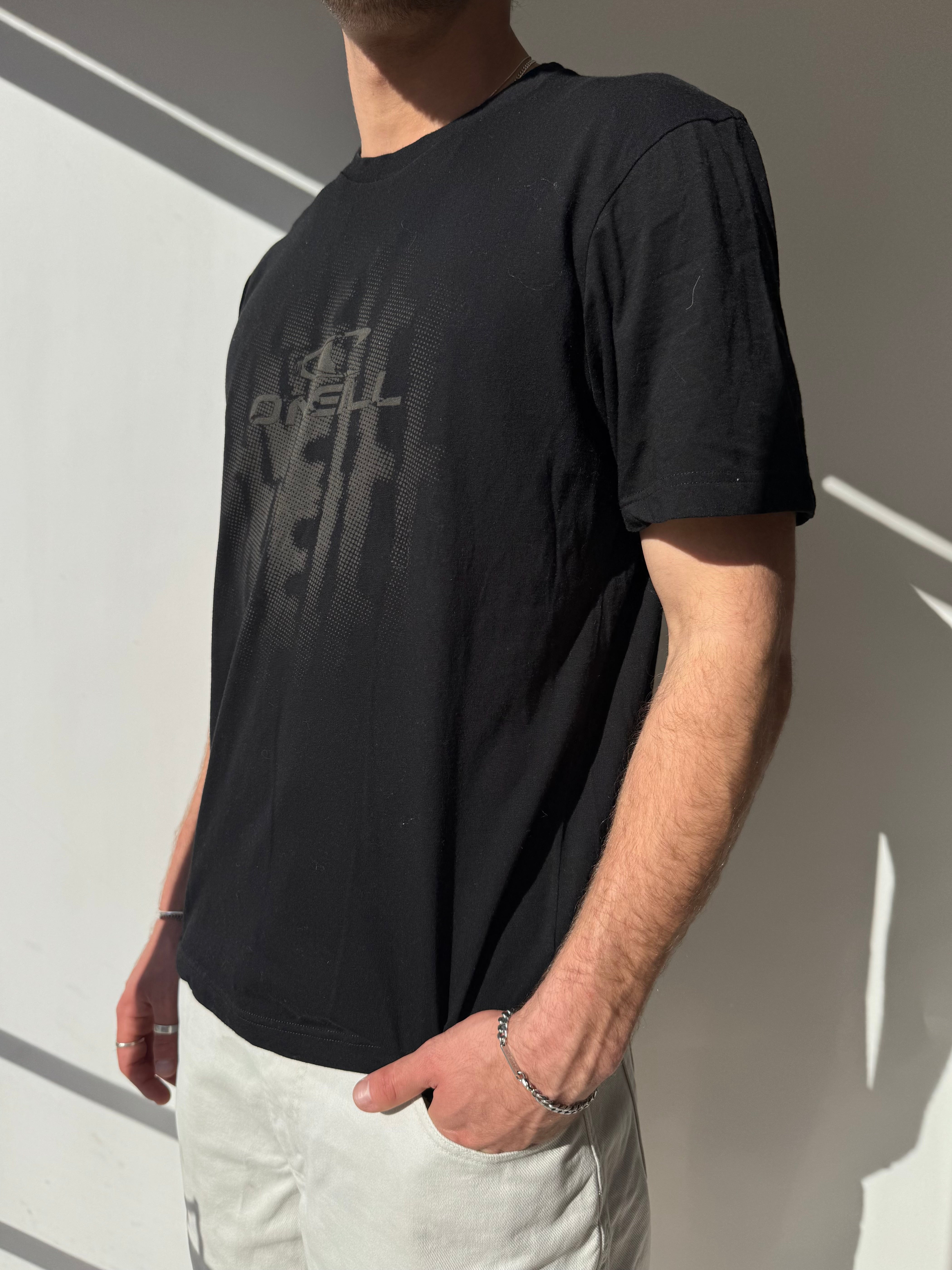 טי שרט שחורה עם הדפס O’neill (L)