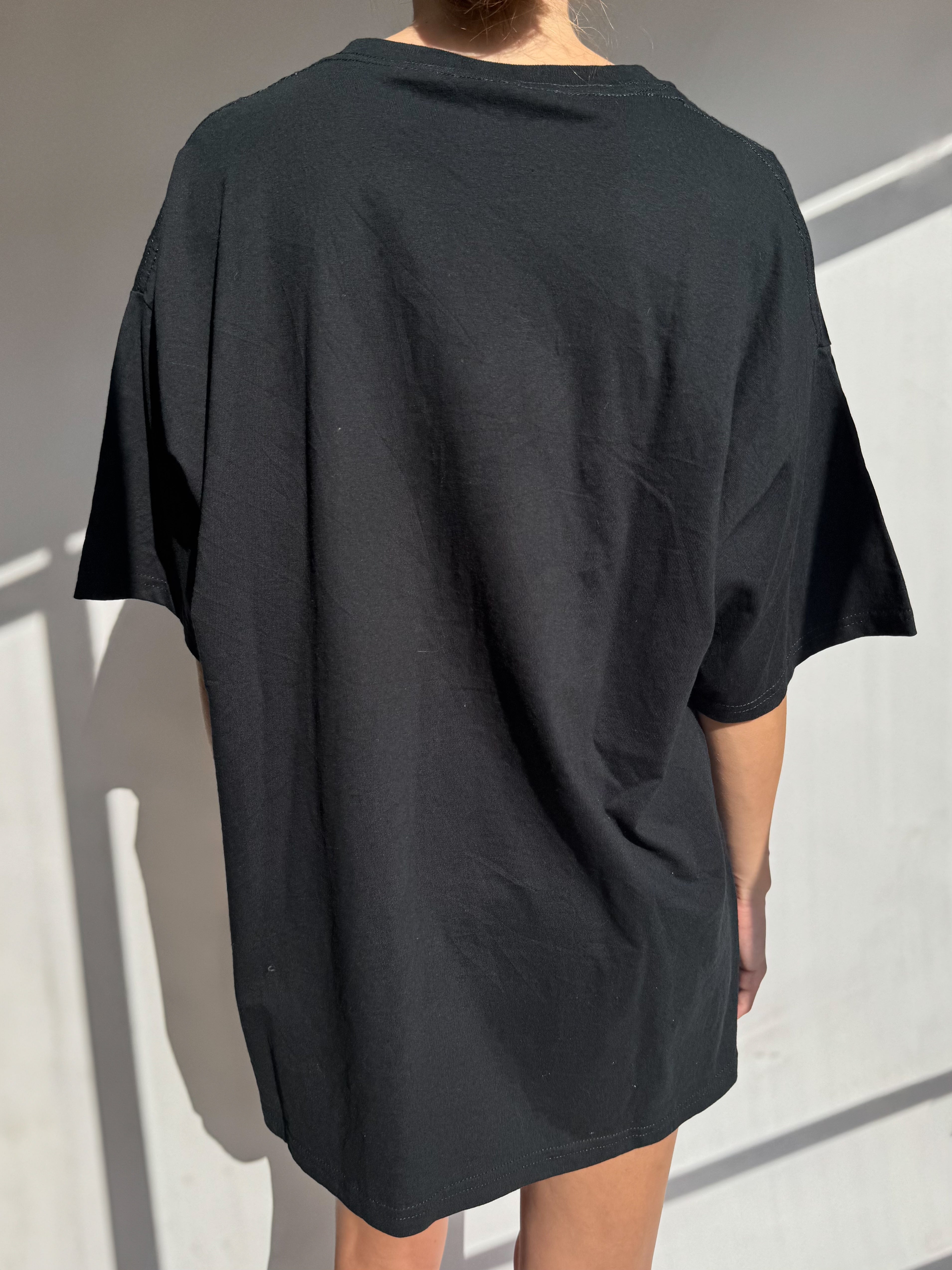 טי שרט שחורה בהדפס (XL)