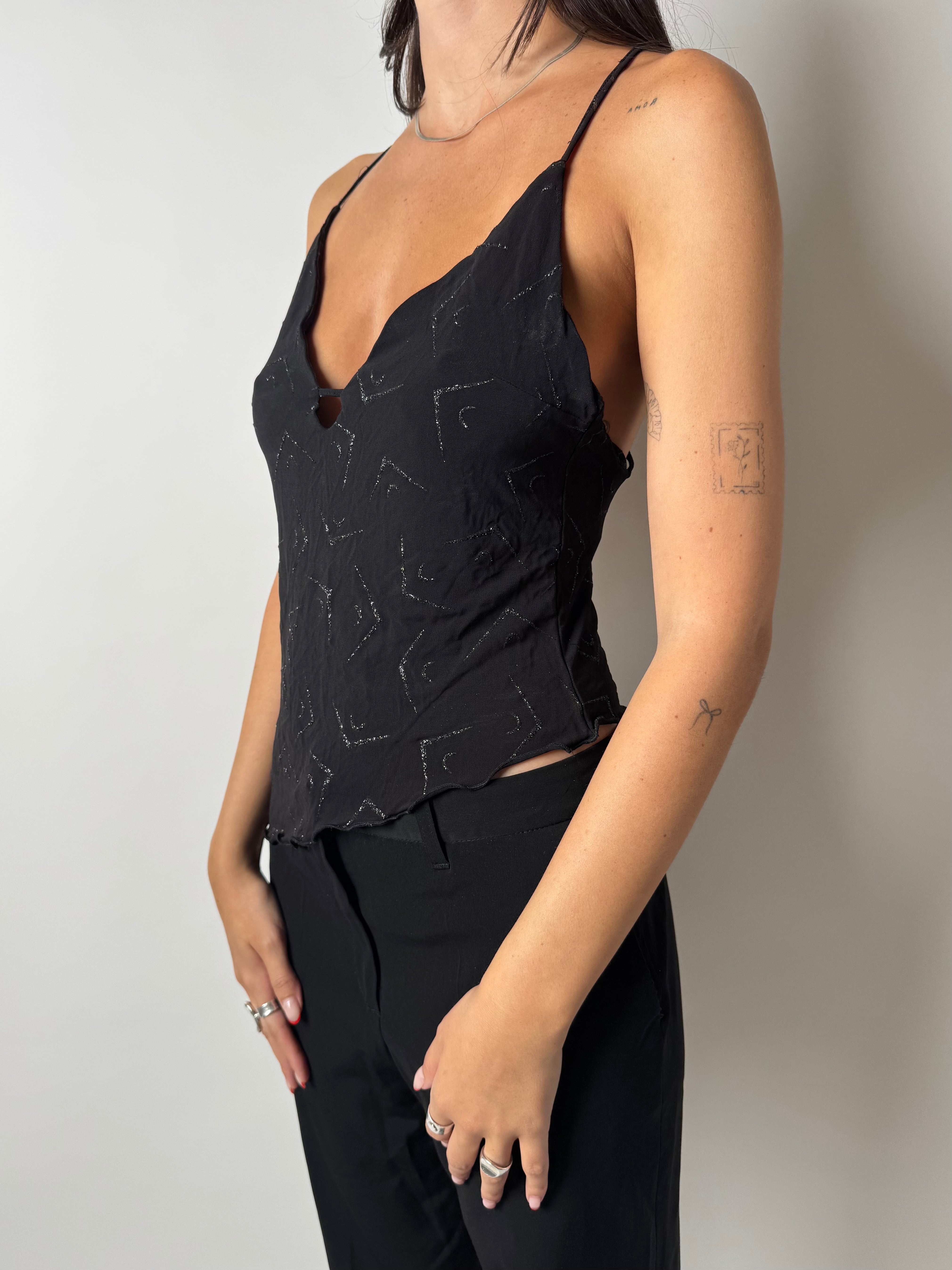 גופיה שחורה בהדפס גיאומטרי (S)