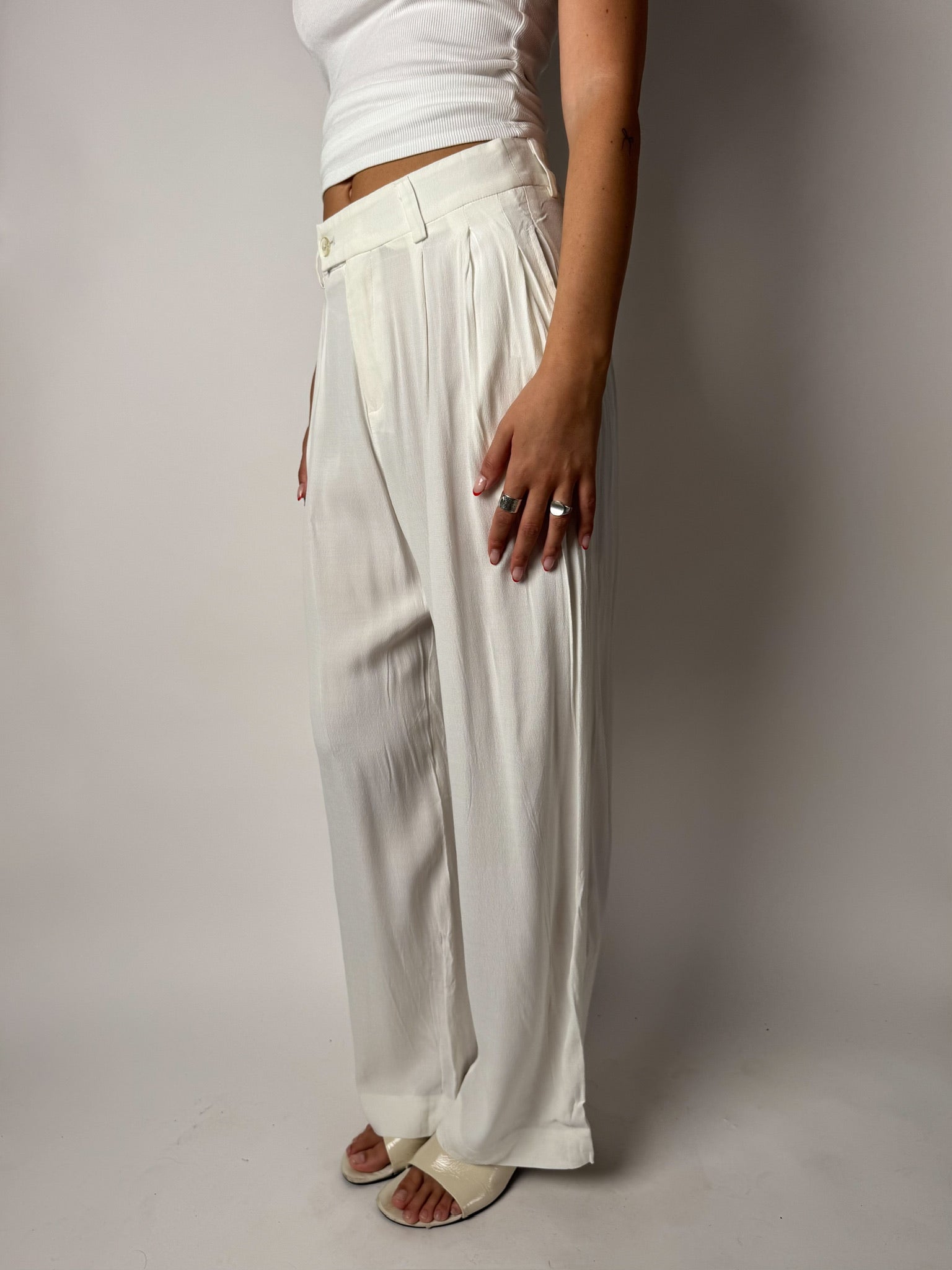 מכנסיים מחויטים בצבע לבן (36)