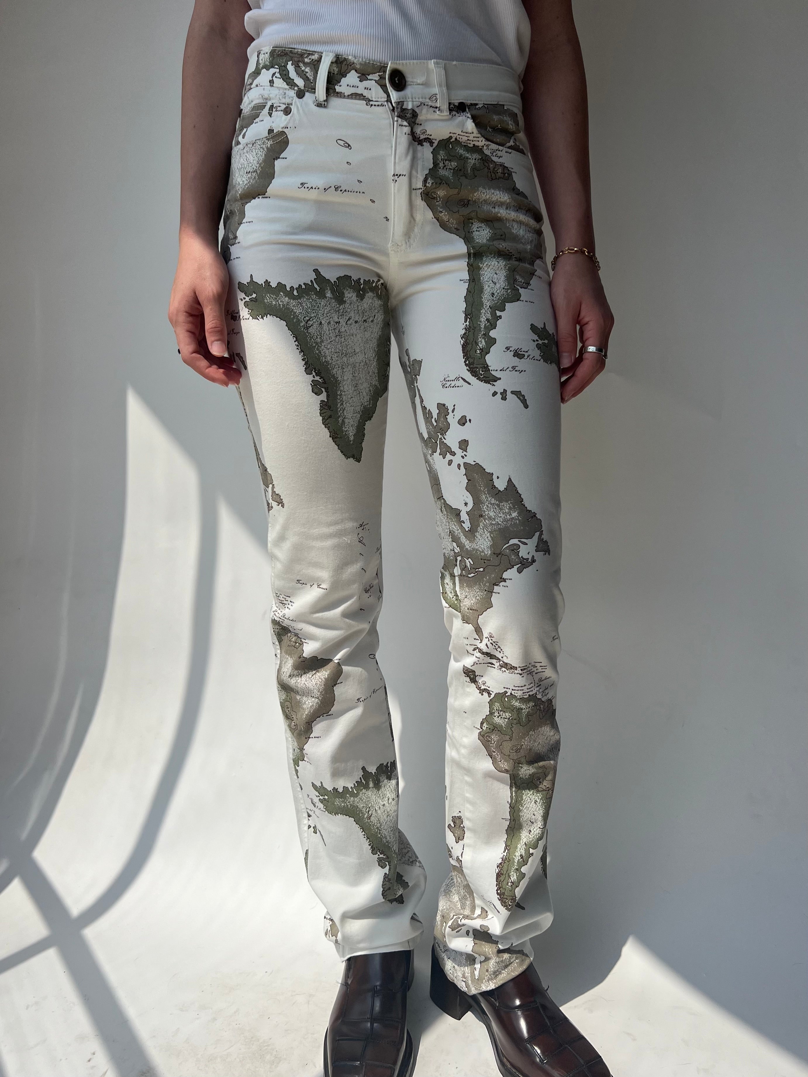 ג׳ינס לבן עם הדפס גלובוס (34)