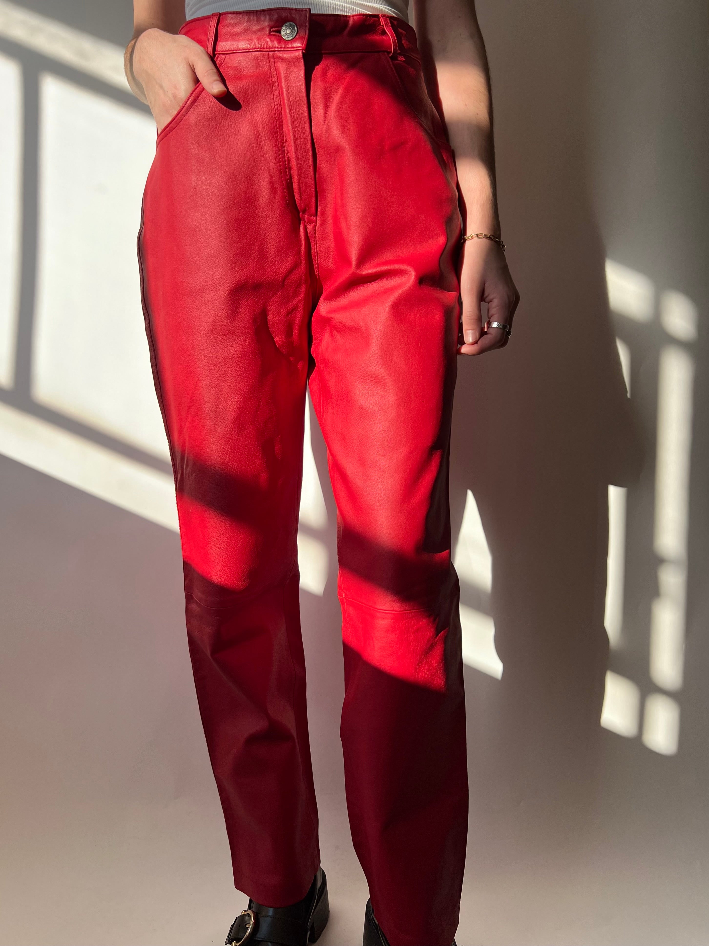 מכנסי עור אדומים בגזרה גבוהה ורחבה (36)