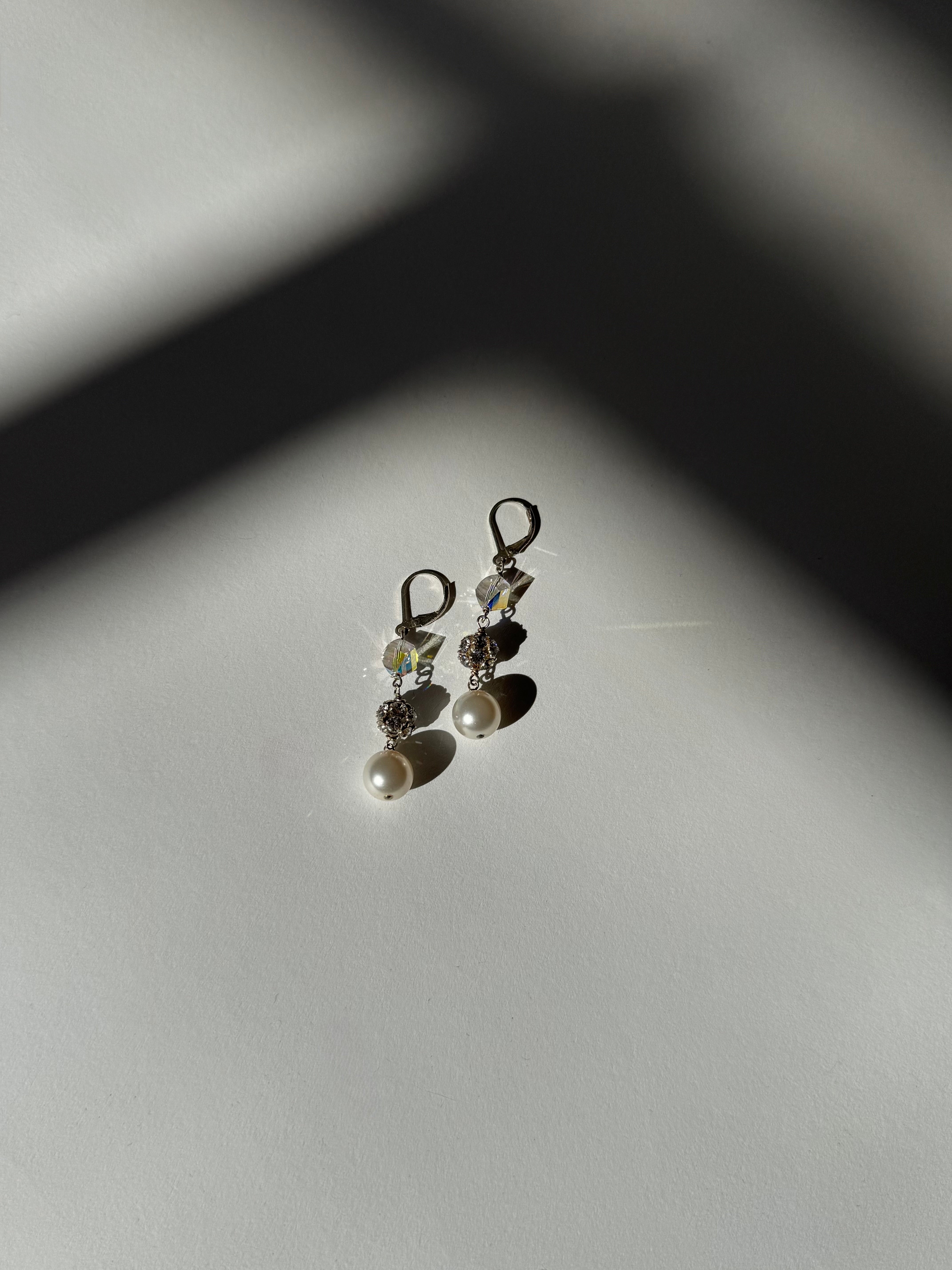 עגילי כסף בשילוב פנינים ואבנים מנצנצות