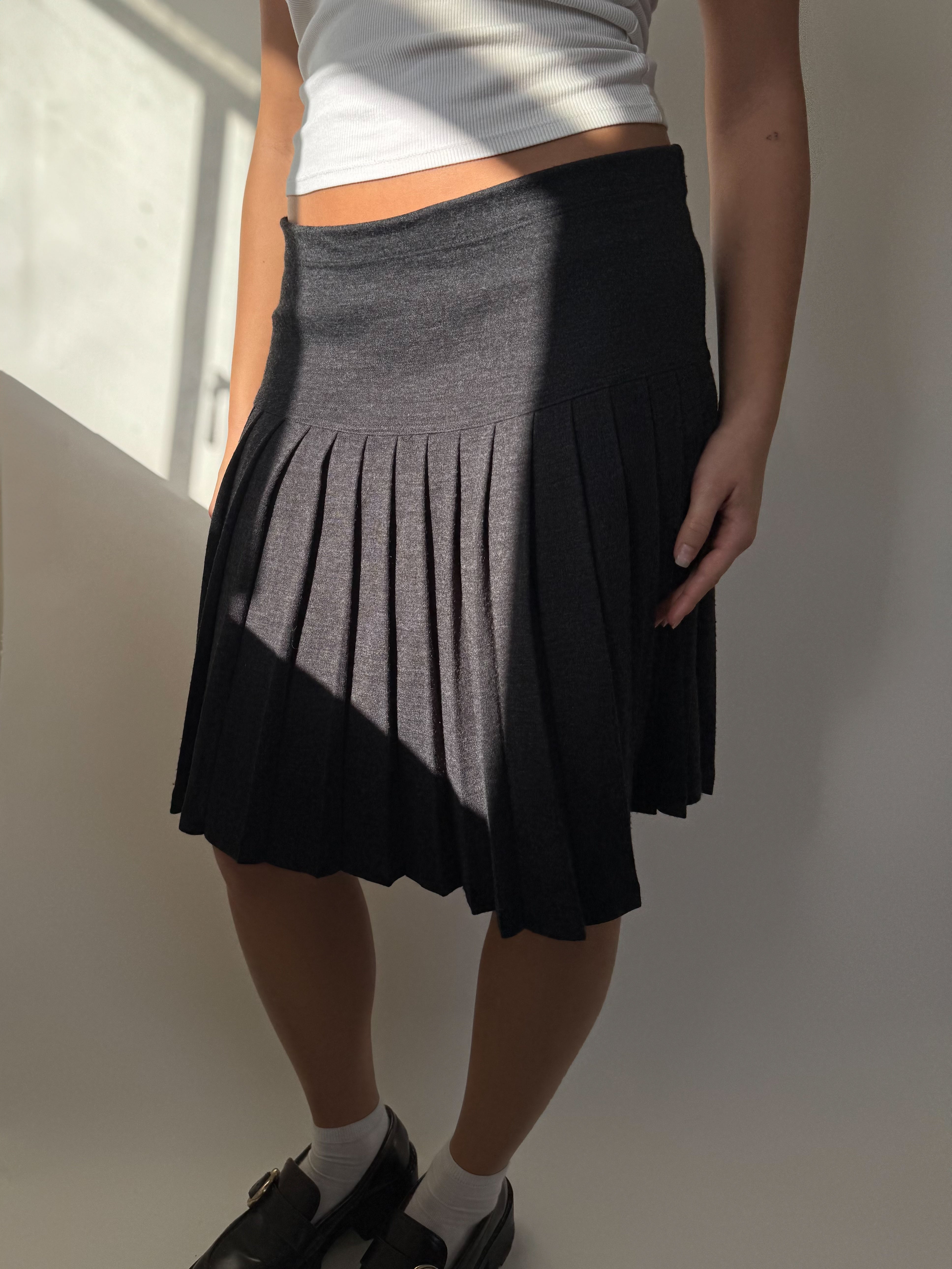 חצאית מיני צמרירית עם קפלים (42)