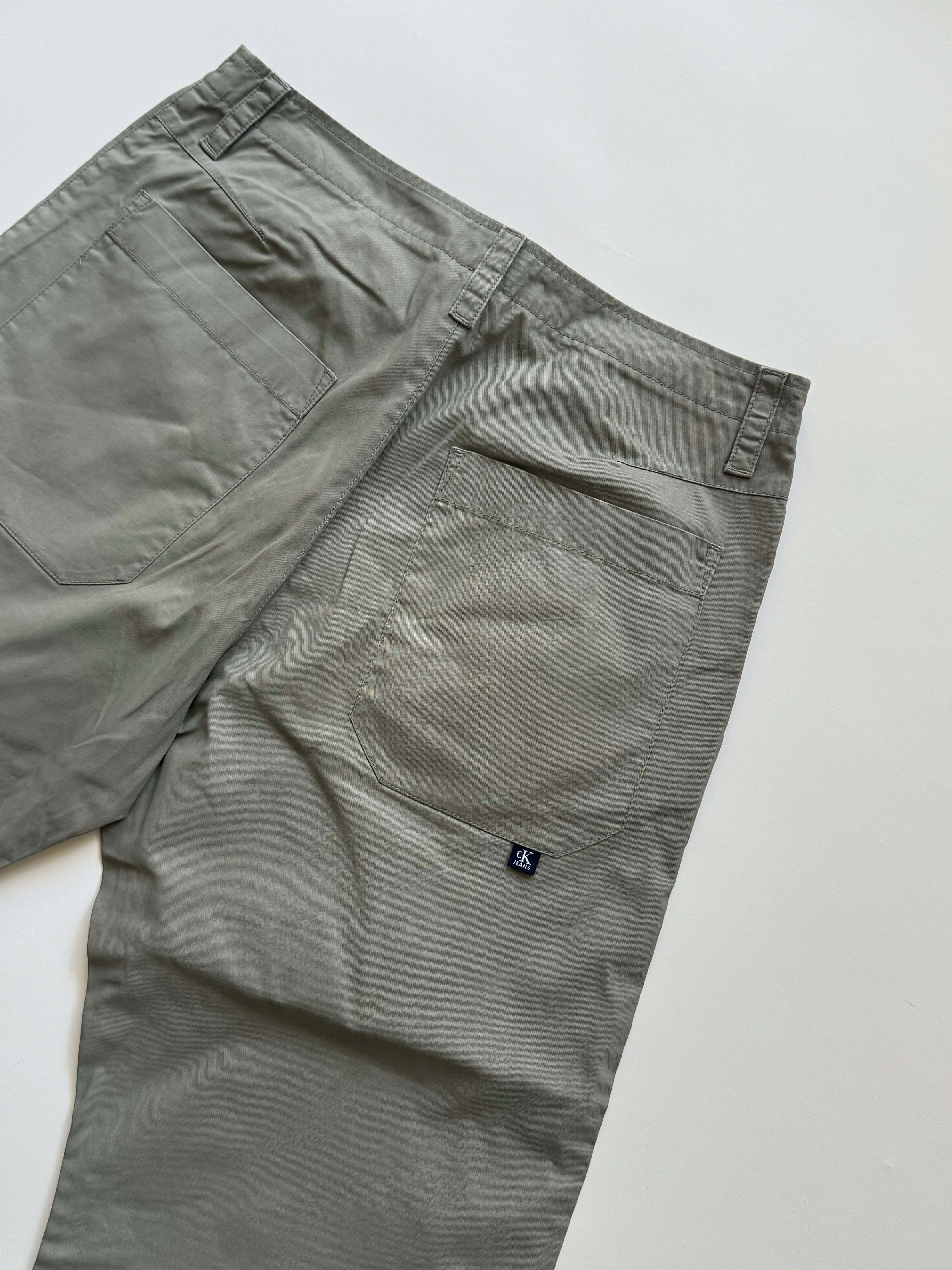 מכנסי קפרי דגמ״ח Calvin Klein (38)