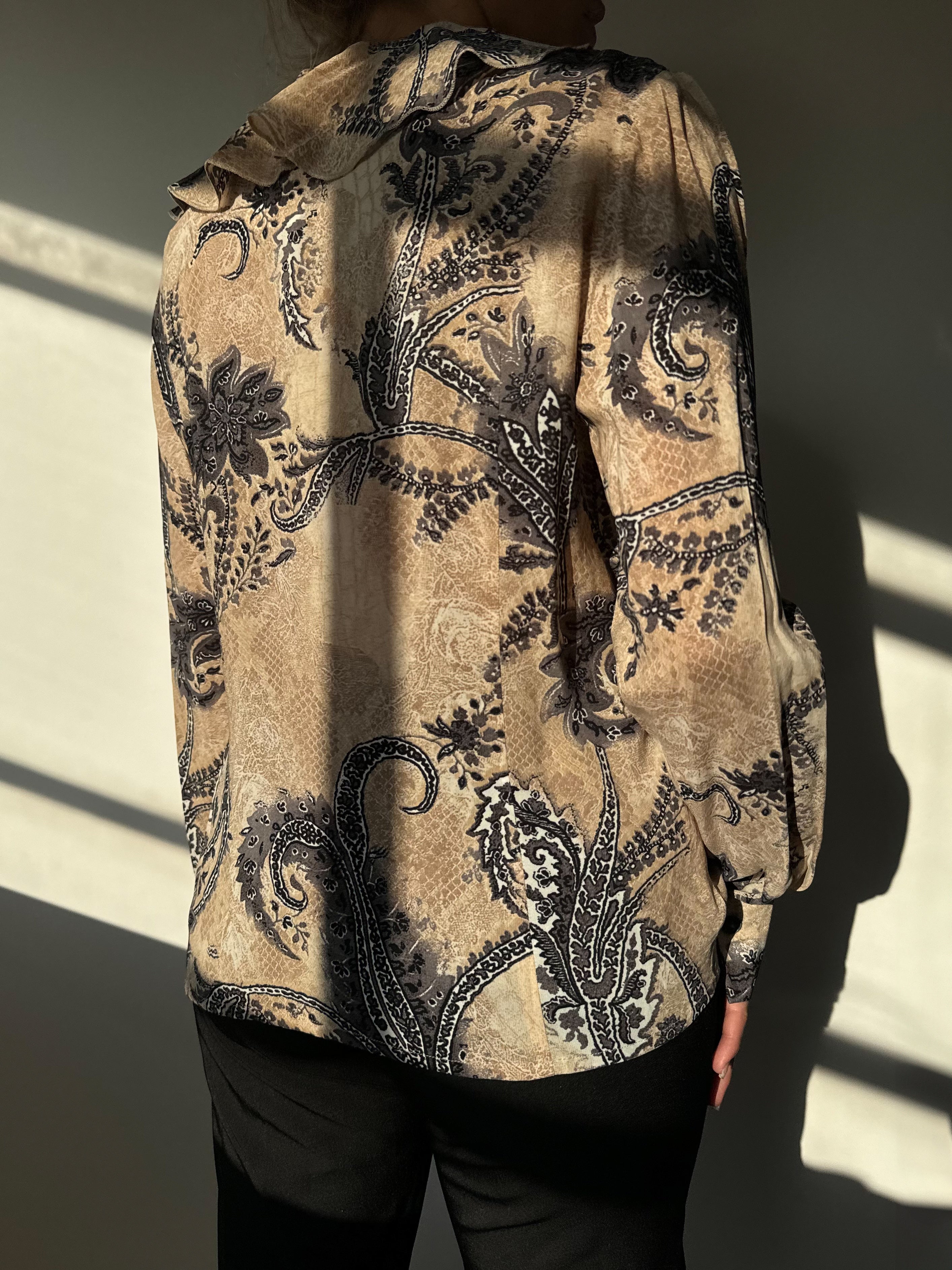 חולצה מכופתרת בהדפס פייזלי ובשילוב מלמלה (M)