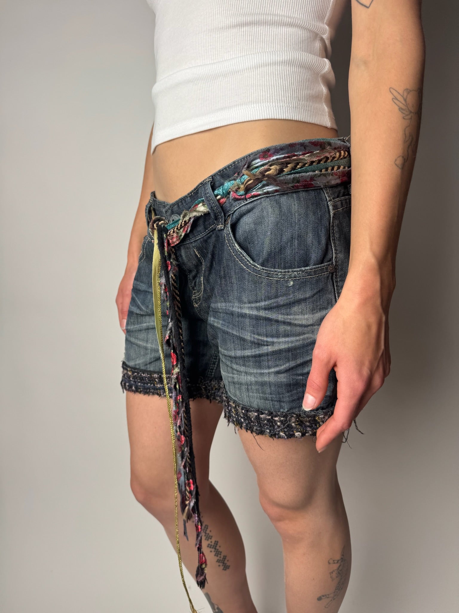 ג׳ינס קצר עם חגורת חבלים צבעונית Desigual (40)