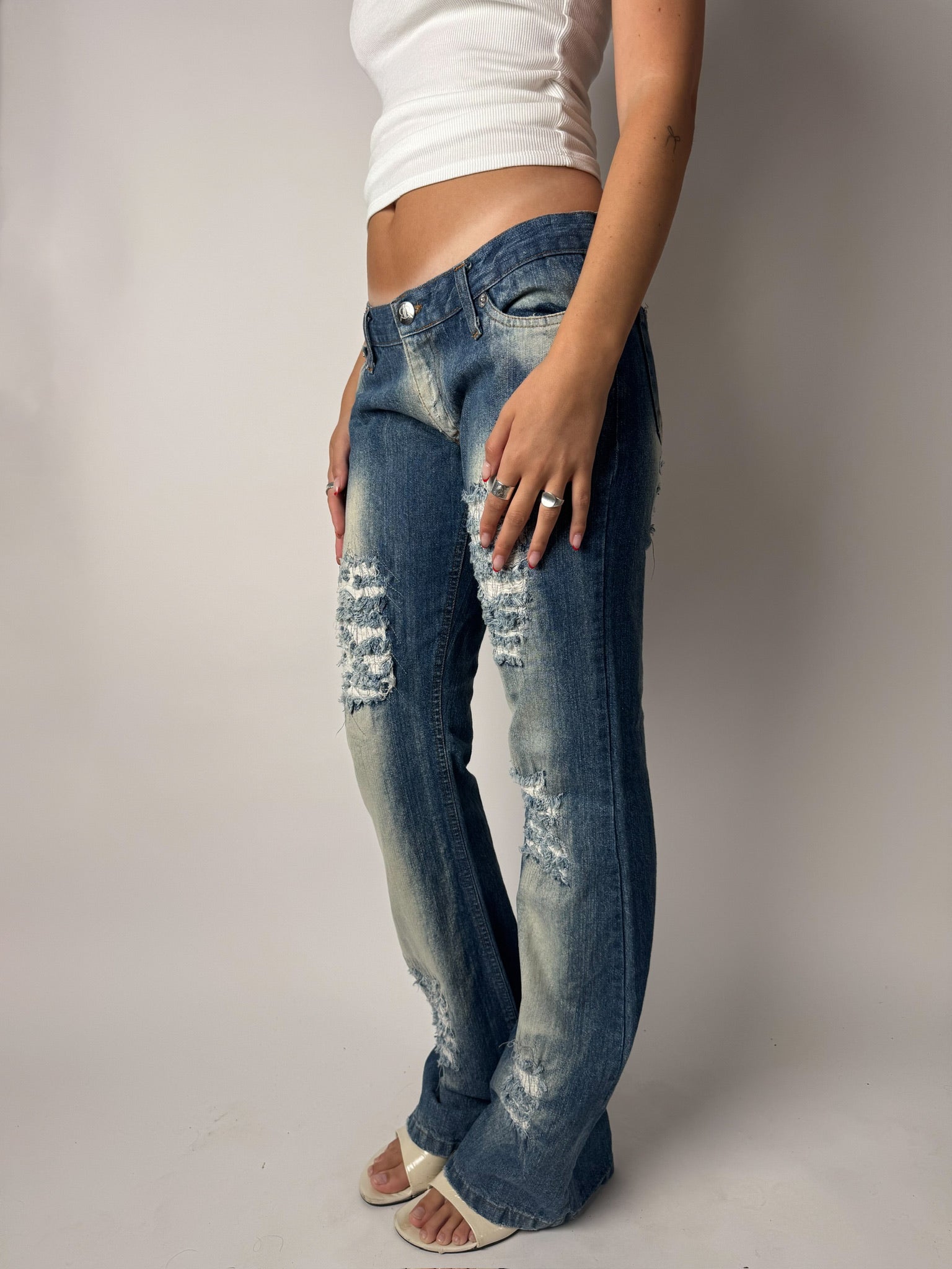 ג׳ינס קרעים בגזרה נמוכה ומתרחבת (36)