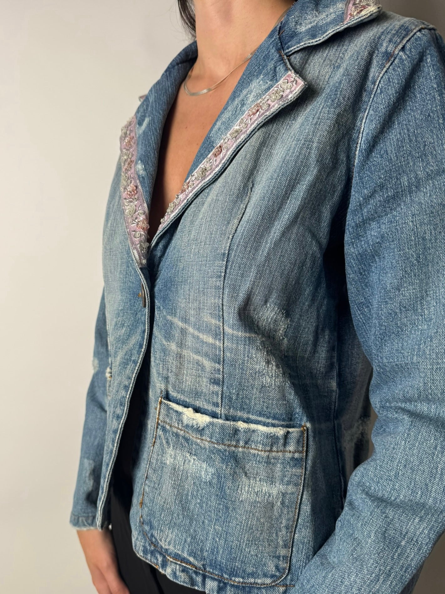 ג׳קט ג׳ינס עם רקמת פרחים (S)