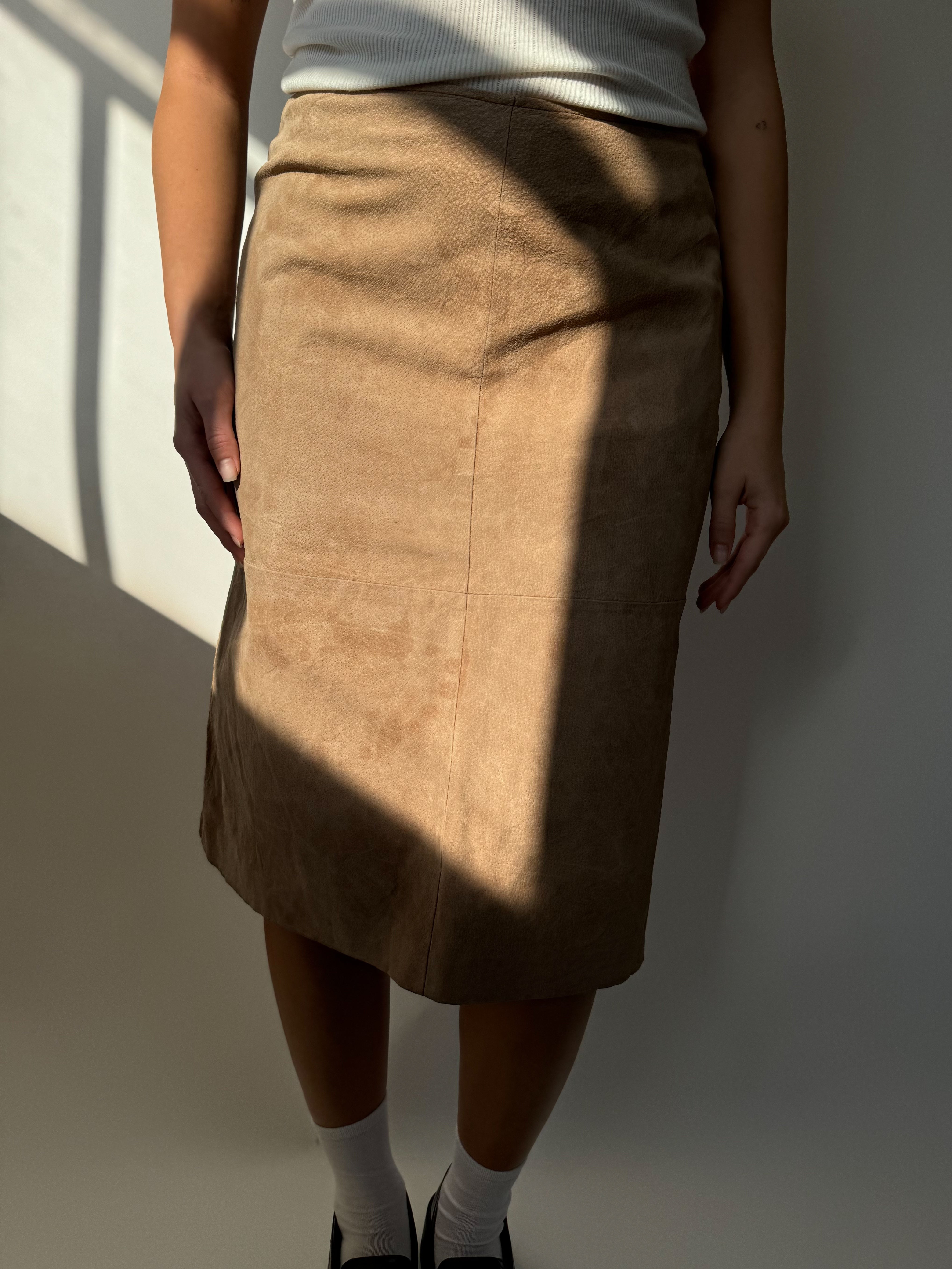 חצאית מידי זמש בצבע בז׳ (38)