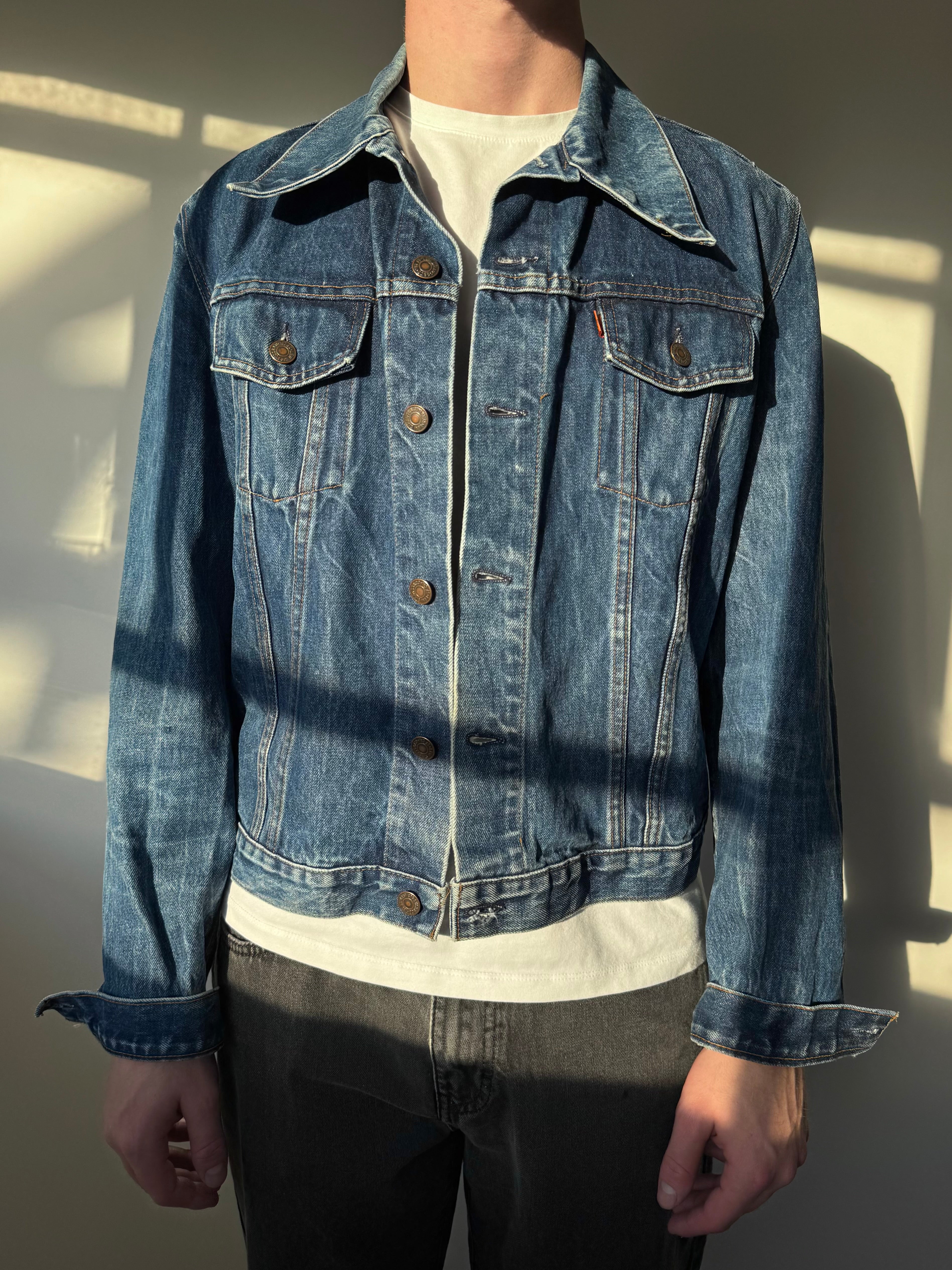 ג׳קט ג׳ינס כהה ומשופשף Levi’s (M)