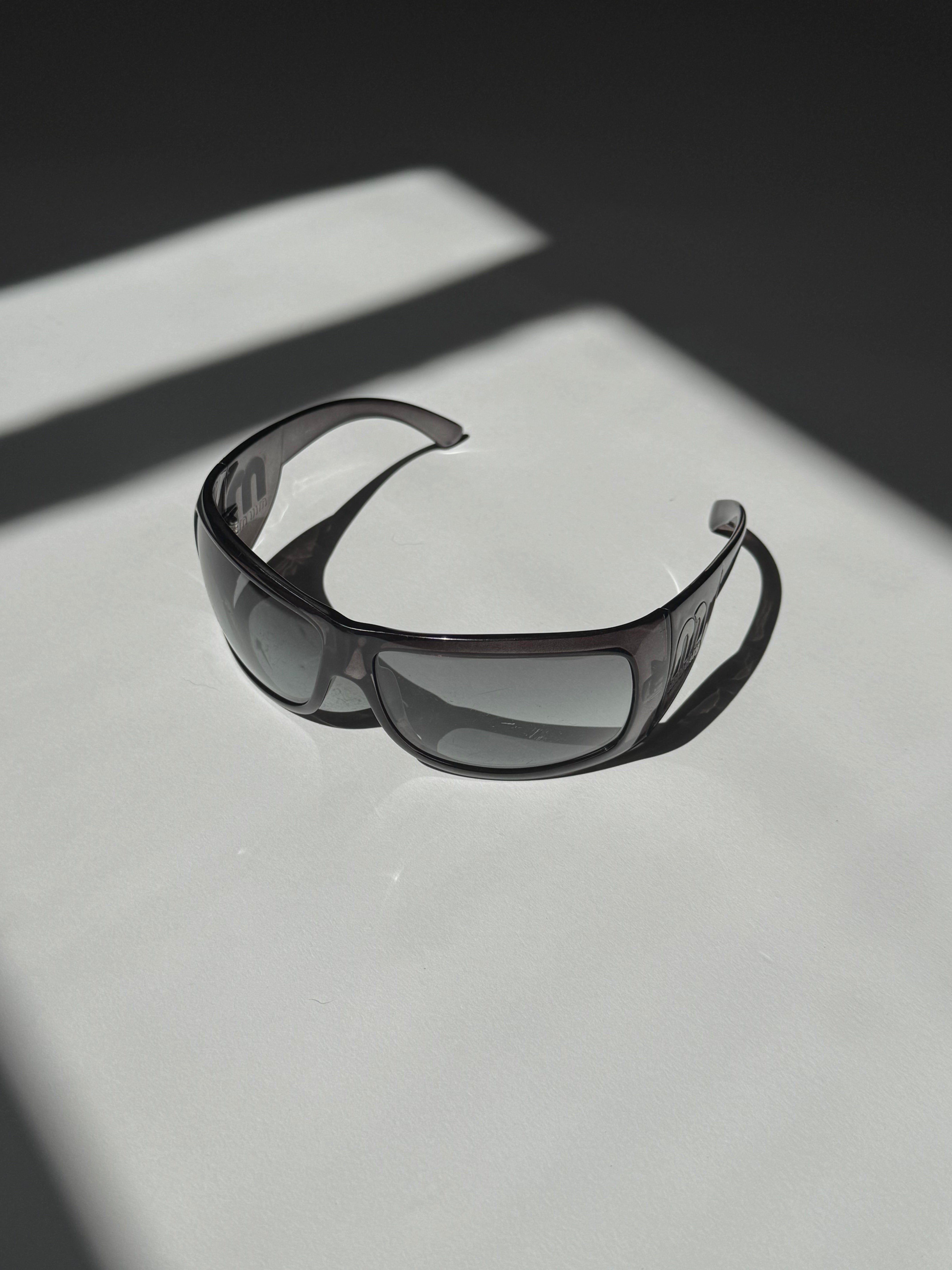 משקפי שמש Y2K Miu Miu- מסגרת בלבד