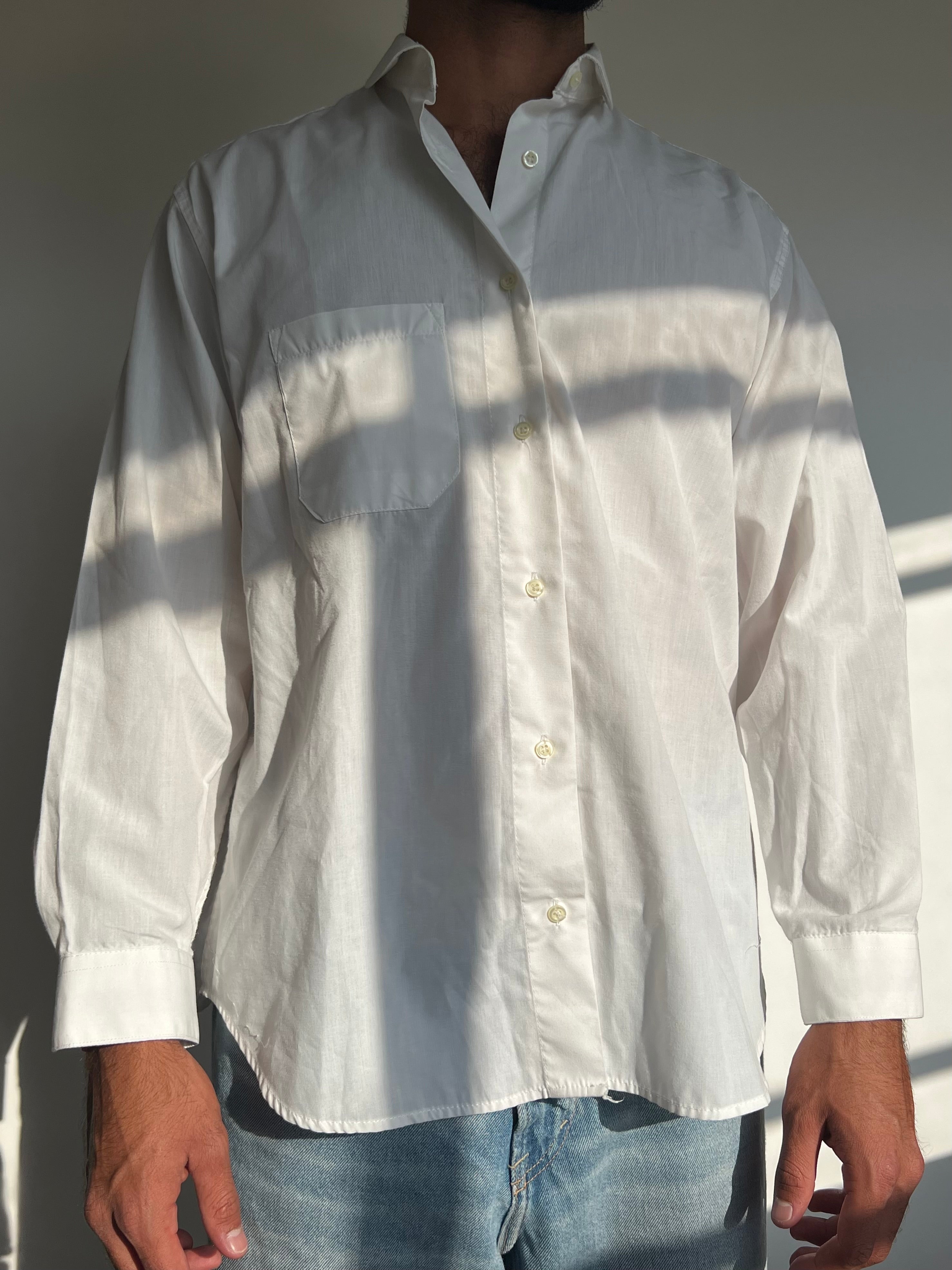 חולצה מכופתרת לבנה צווארון מעוגל (S)