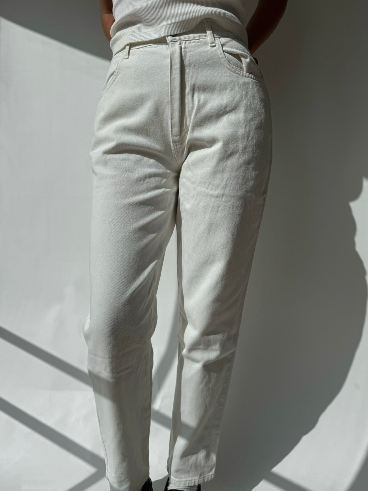 ג׳ינס לבן בשילוב רקמה בכיסים (36)