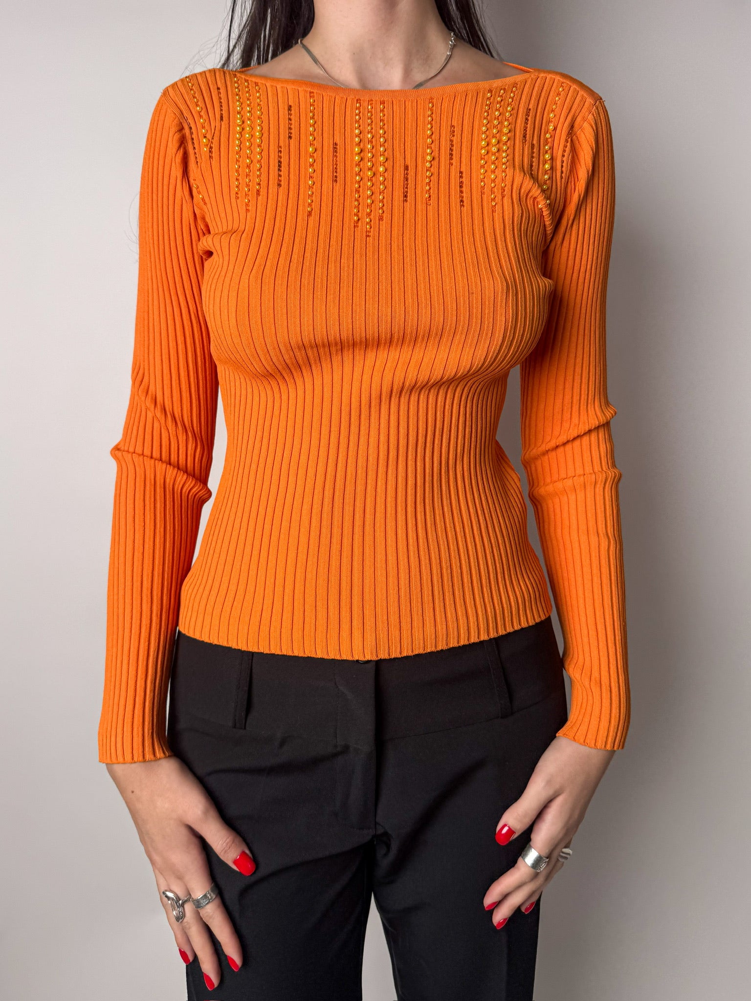 חולצה כתומה עם חרוזים (S)