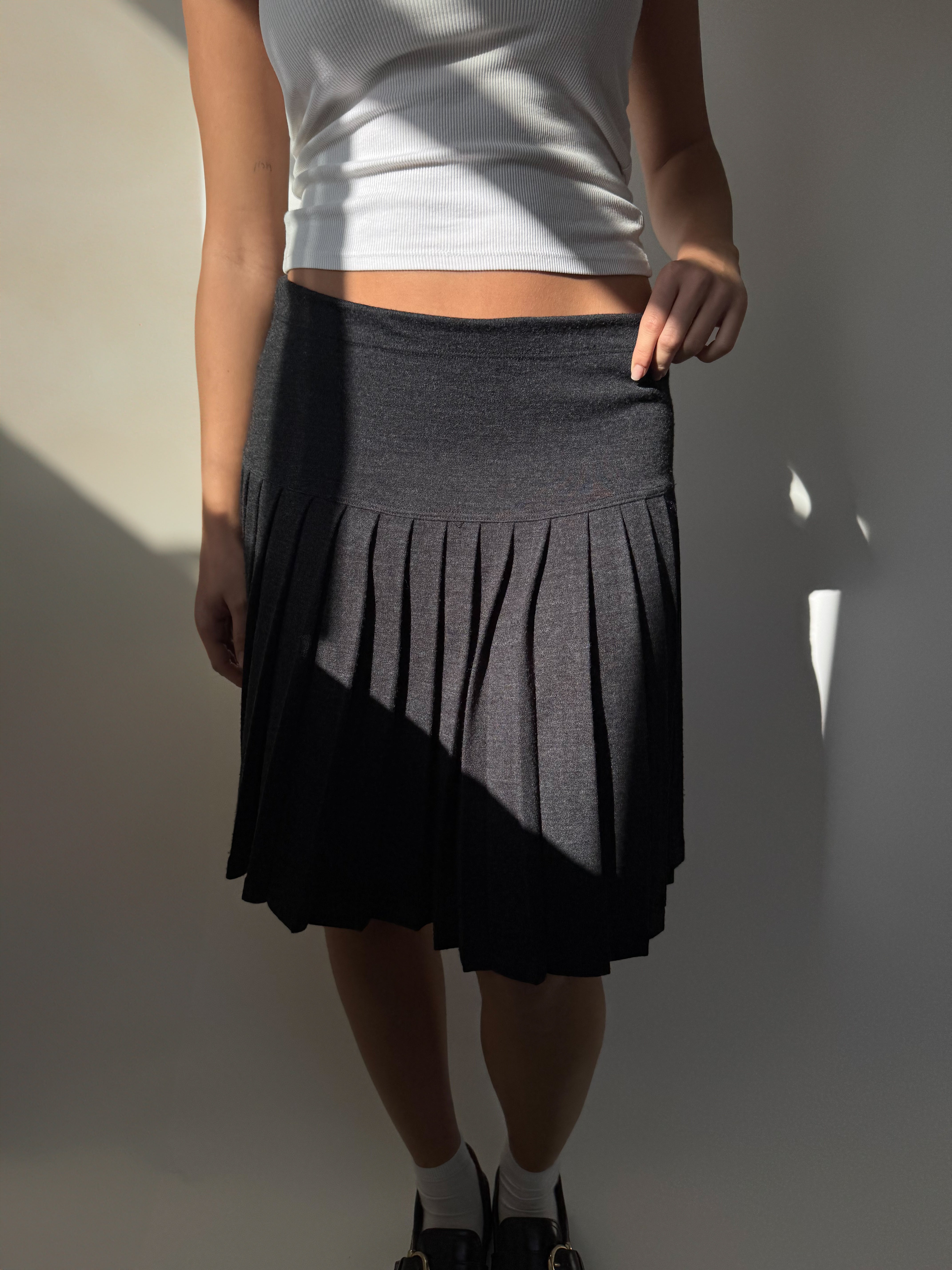 חצאית מיני צמרירית עם קפלים (42)