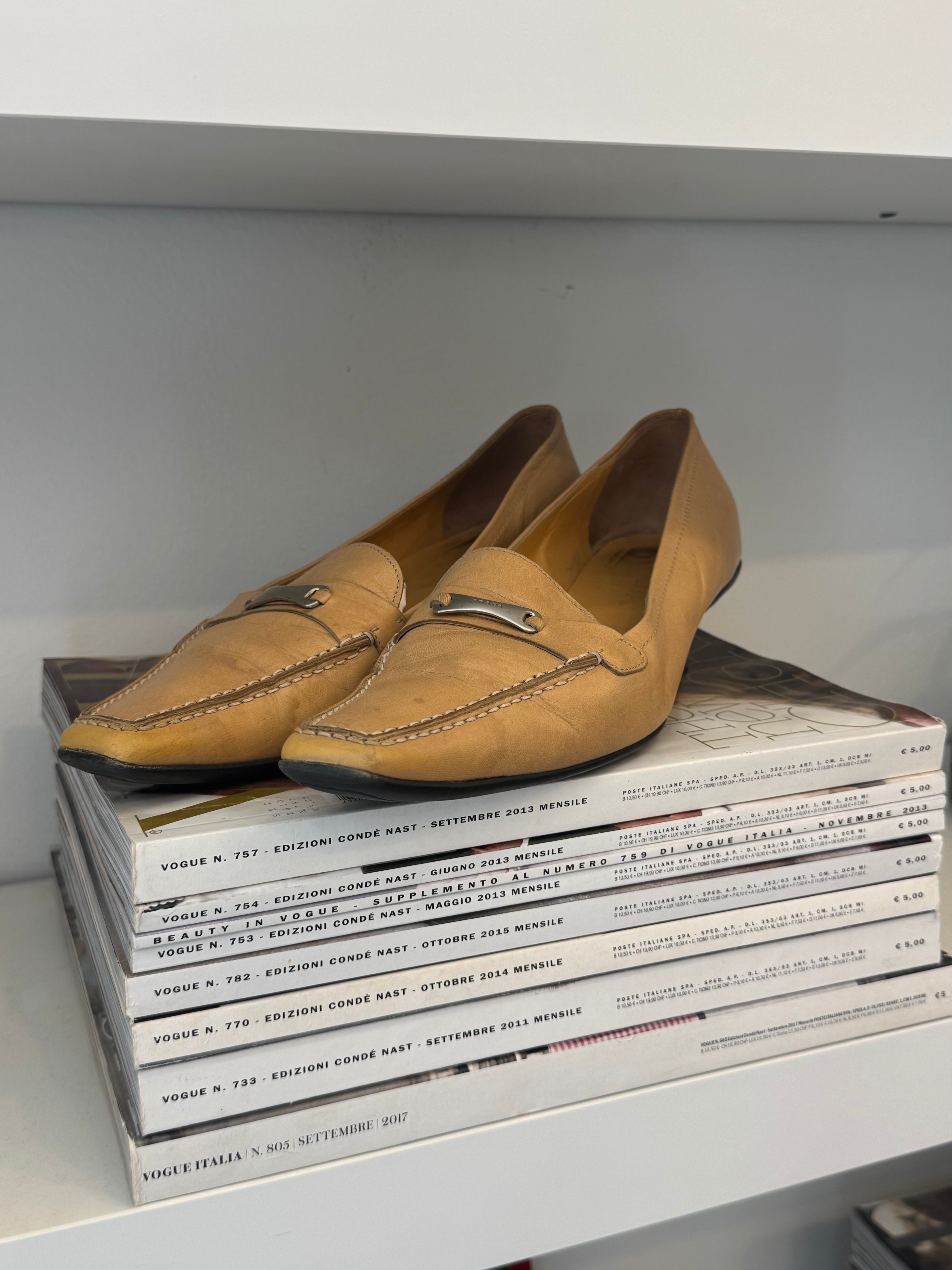 נעלי עקב מעור Prada (39.5)