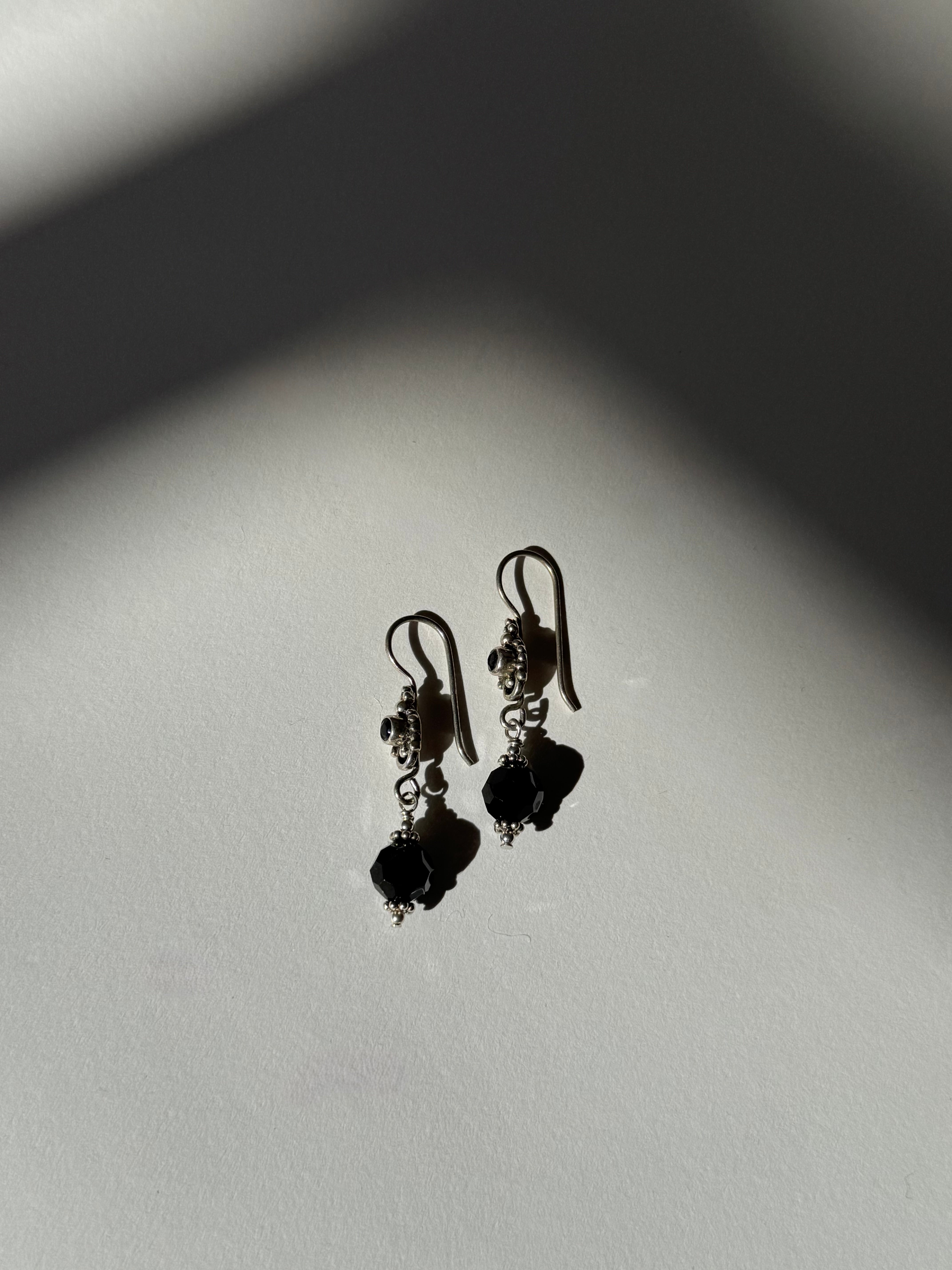 עגילי כסף בשילוב אבנים שחורות