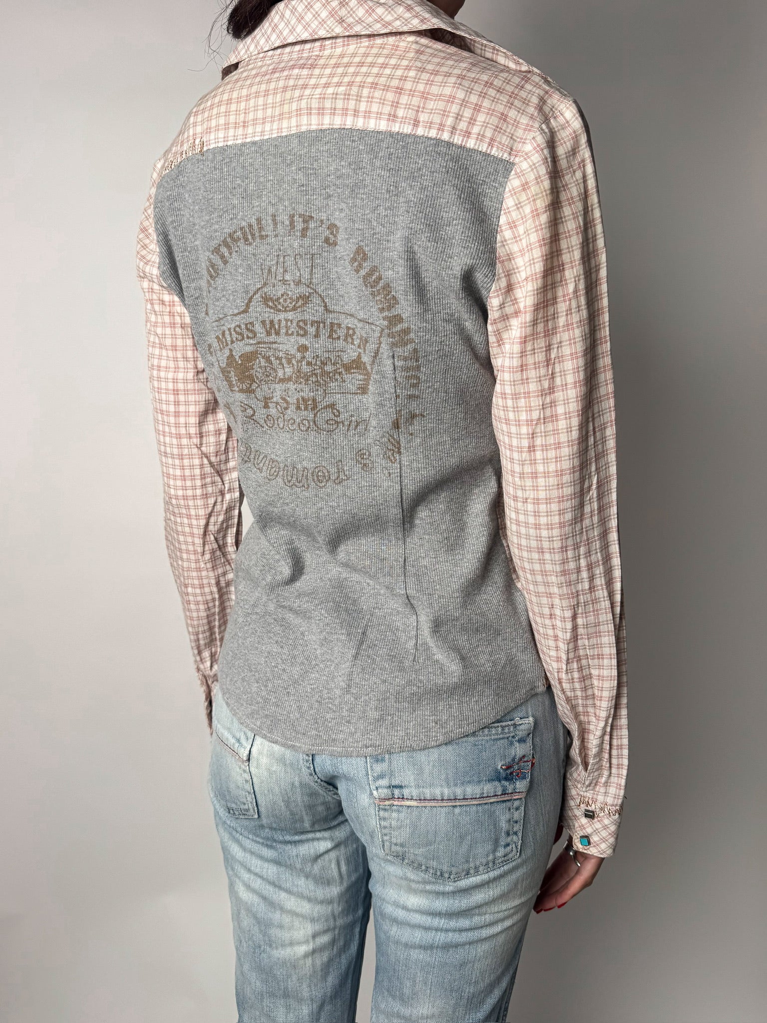 חולצה מכופתרת משבצות (M)